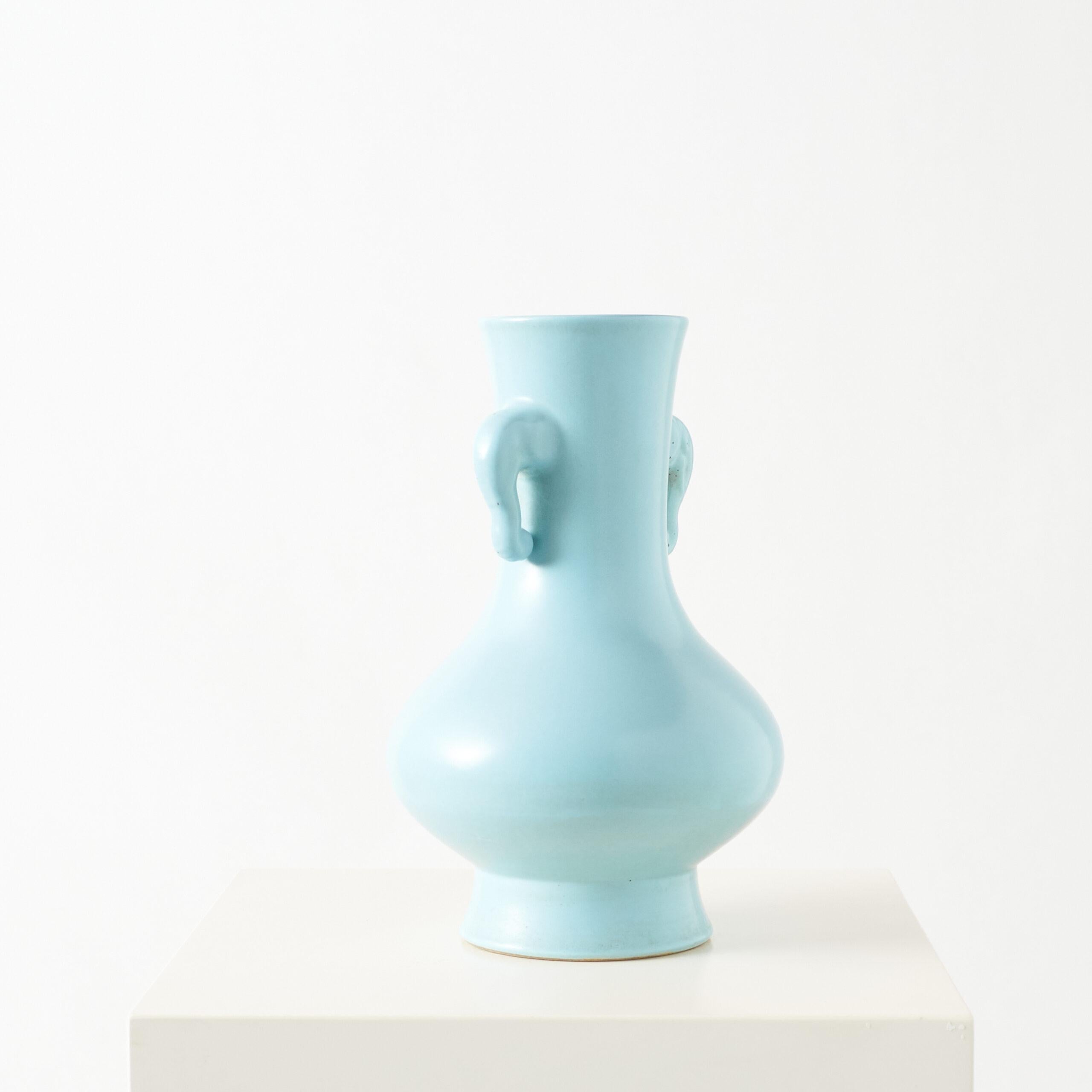 Cyan glasierte Vase in Birnenform mit Elefantengriffen (Chinesisch) im Angebot