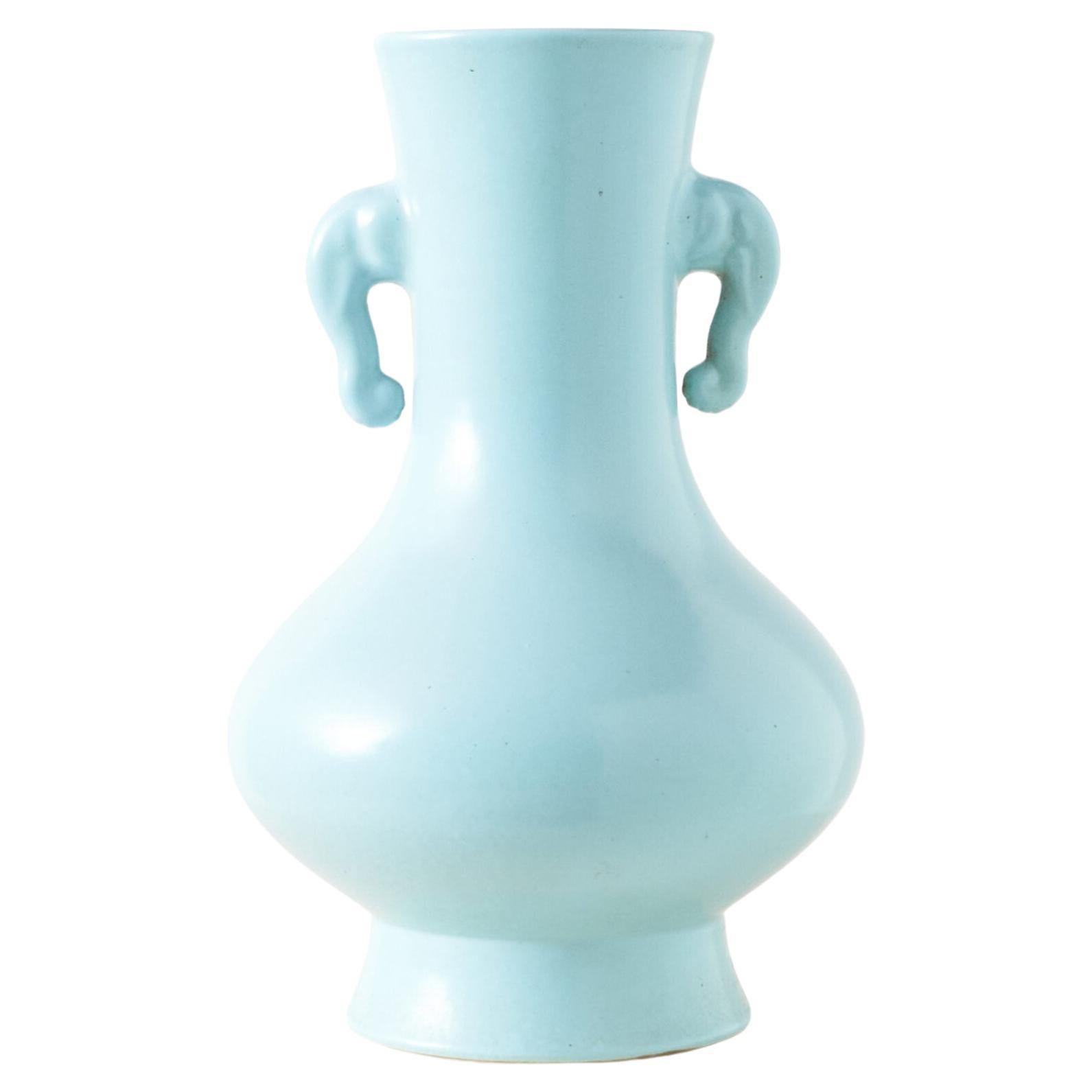 Cyan glasierte Vase in Birnenform mit Elefantengriffen im Angebot