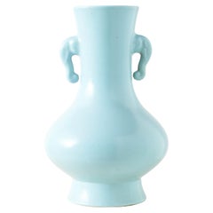 Cyan glasierte Vase in Birnenform mit Elefantengriffen