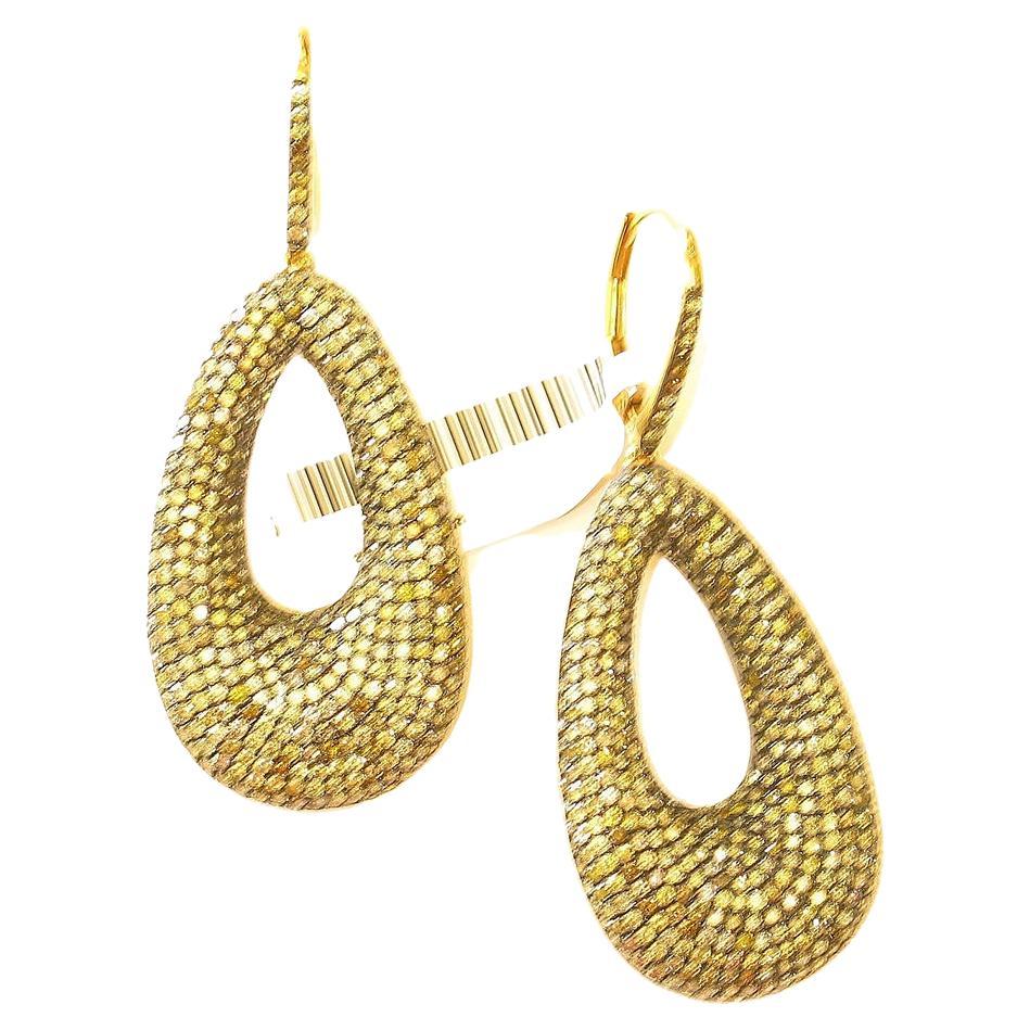 Ohrhänger in Birnenform, akzentuiert mit Pavé-Diamanten aus 18 Karat Gold und Silber im Angebot