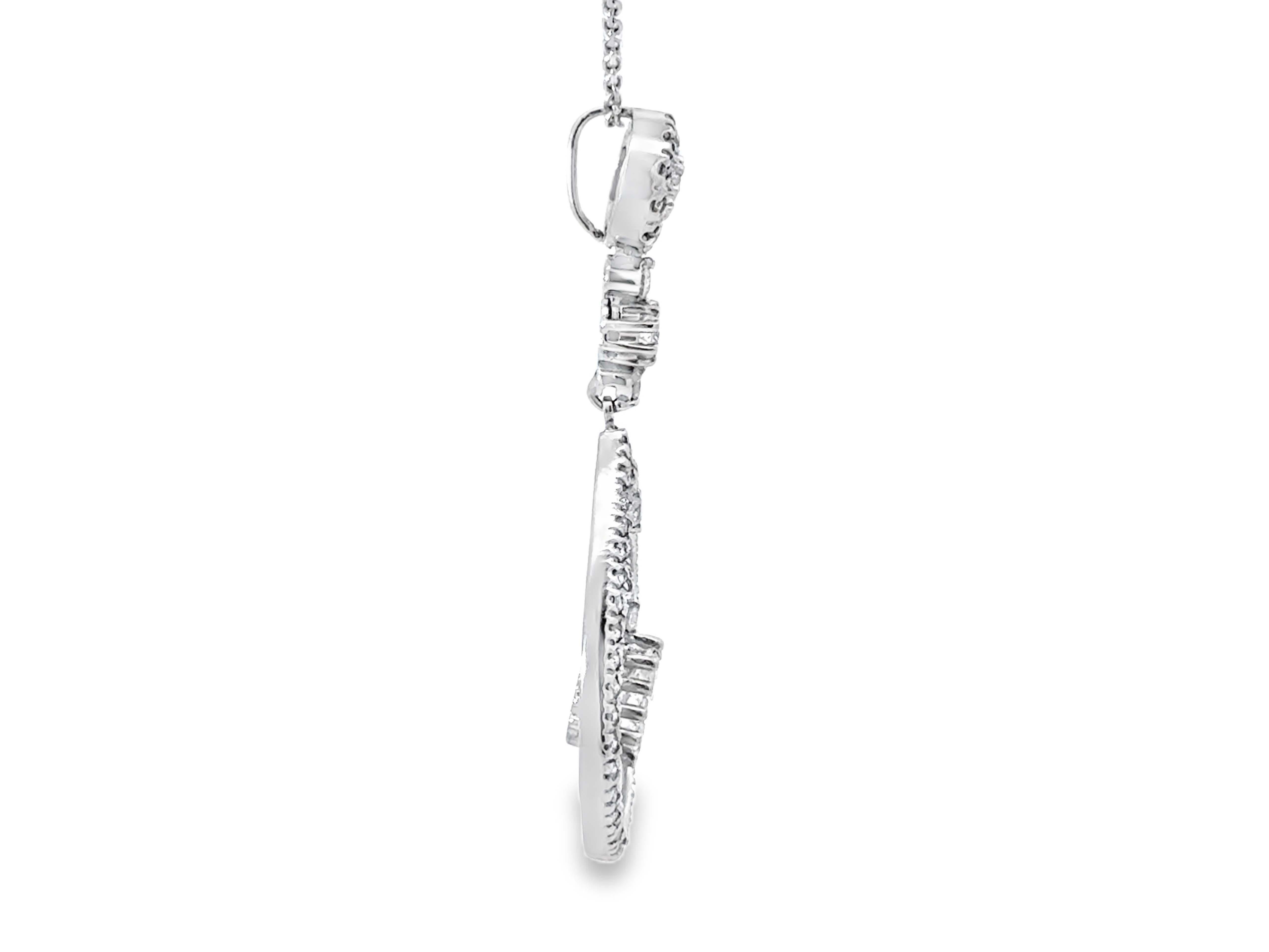 Collana a goccia con diamante a forma di pera e aureola in oro bianco 14k In condizioni ottime in vendita a Honolulu, HI