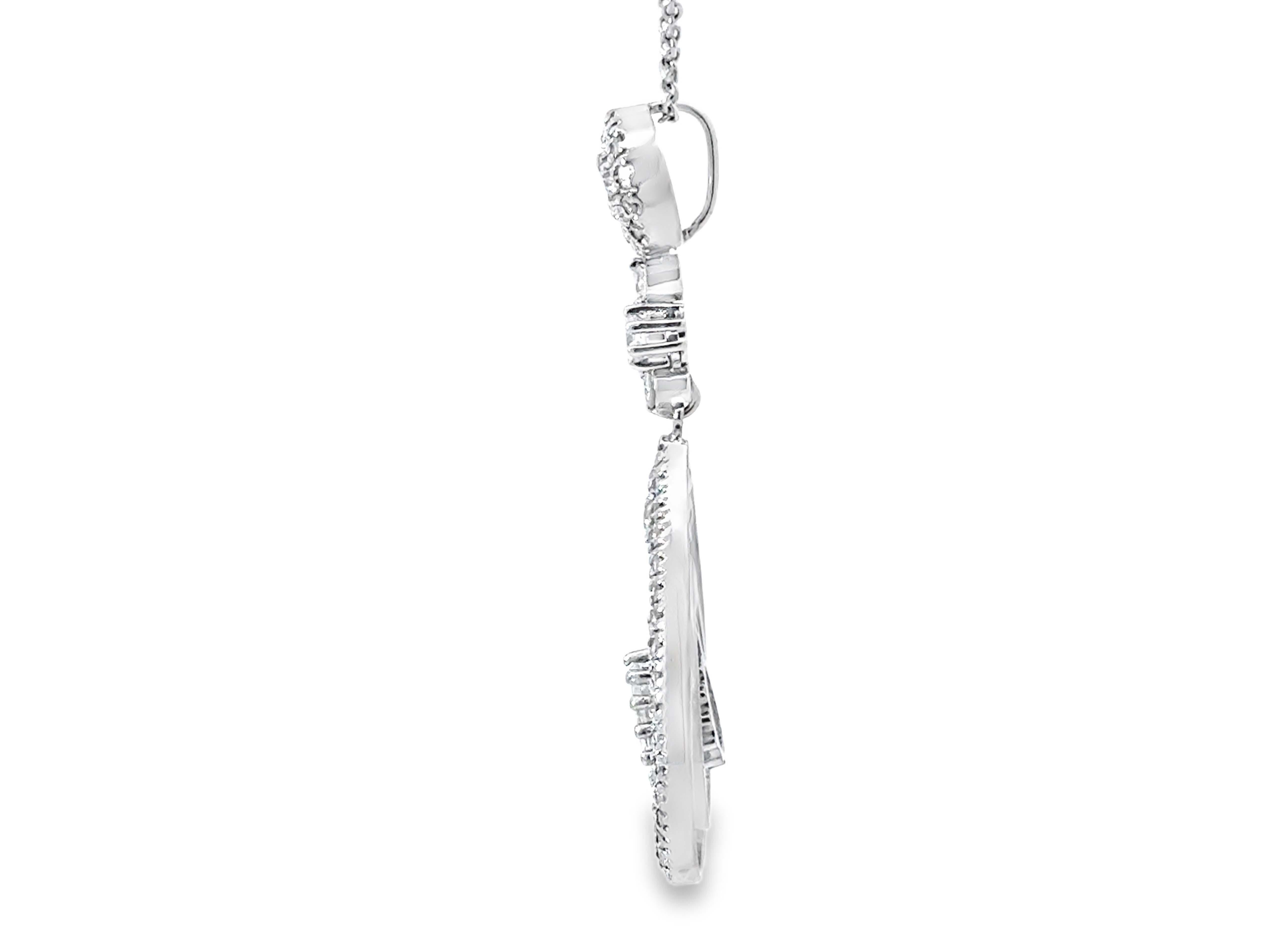 Donna Collana a goccia con diamante a forma di pera e aureola in oro bianco 14k in vendita