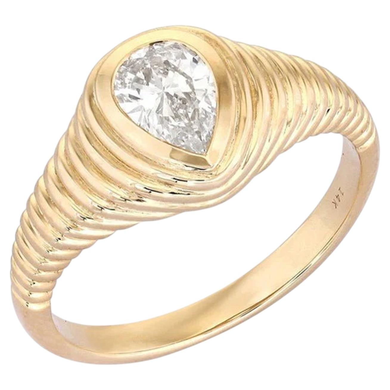Anello a cupola scanalato in oro giallo 14 carati con diamante a goccia da 0,67 carati