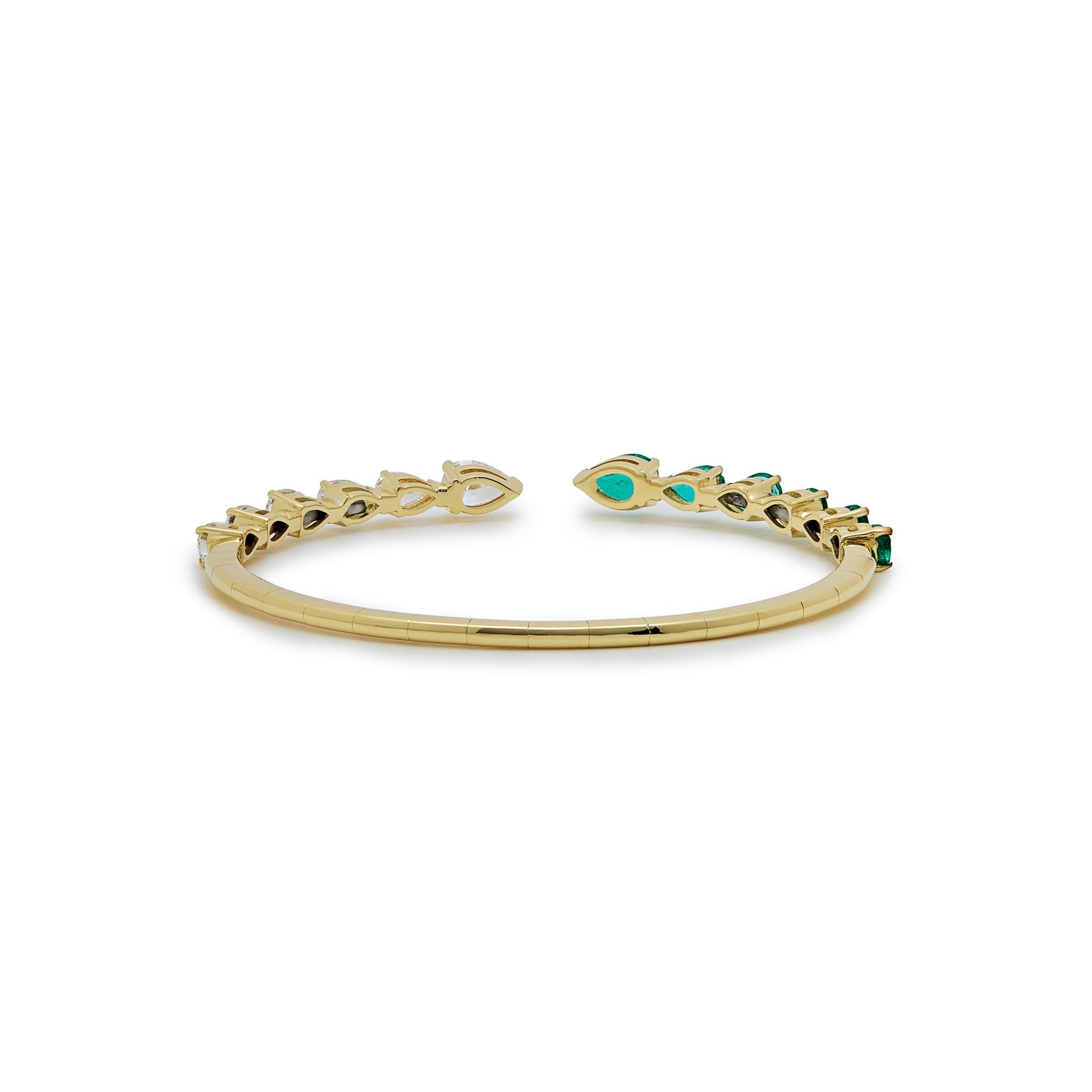 Brazalete de diamantes y esmeraldas en forma de pera Corte redondo en venta