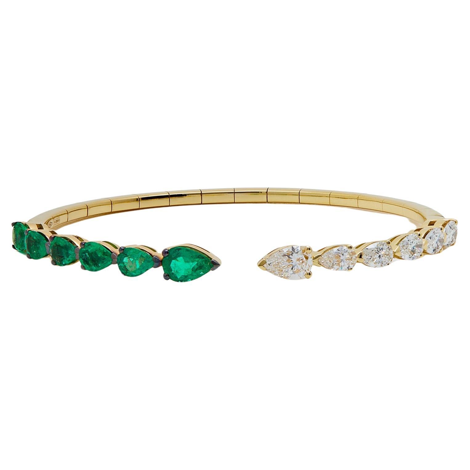 Manschettenarmband mit birnenförmigen Diamanten und Smaragden