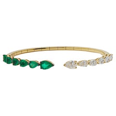 Brazalete de diamantes y esmeraldas en forma de pera
