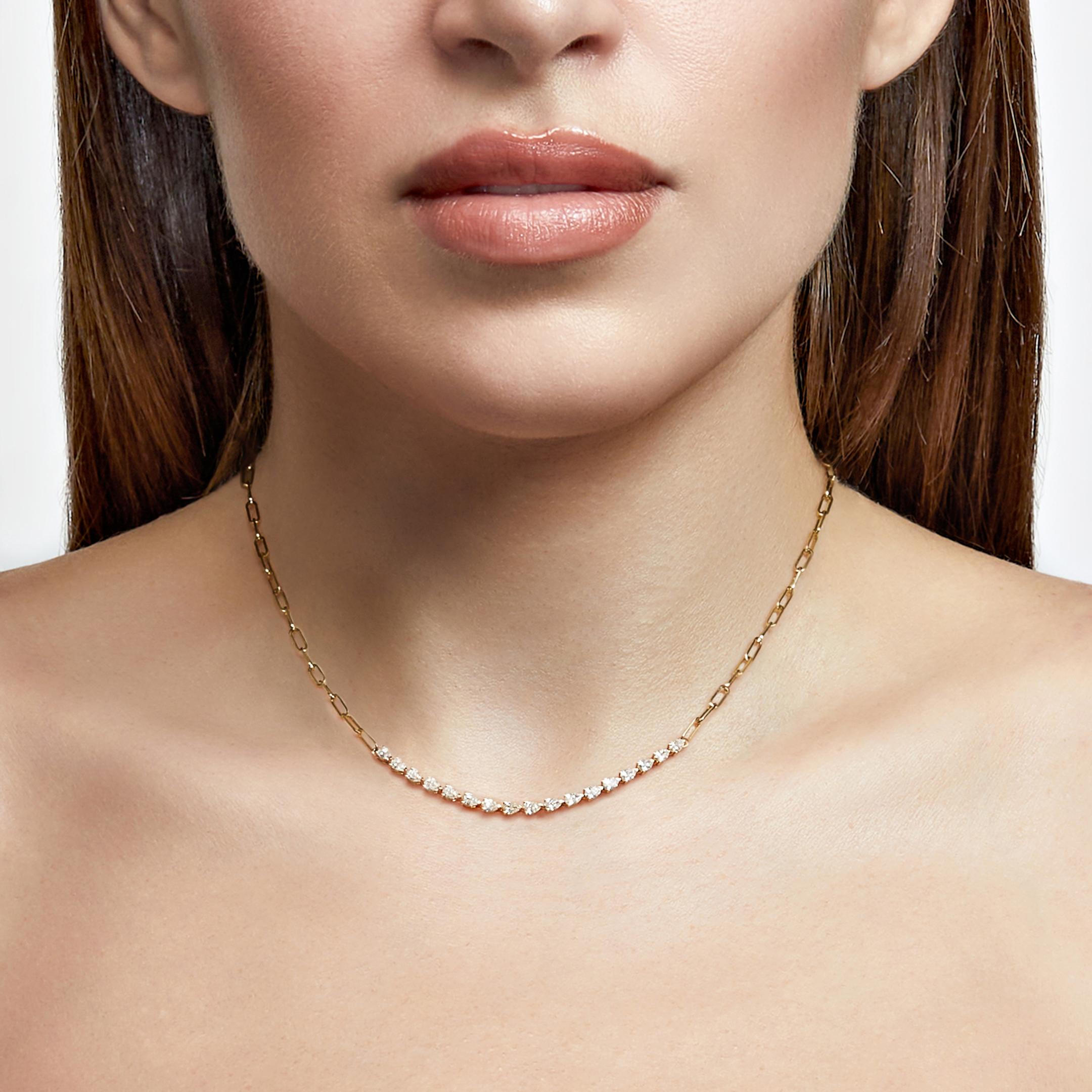 Faites passer votre jeu de rivières en diamant au niveau supérieur avec ce collier de tennis classique revisité avec style. Une rangée de diamants en forme de poire est juxtaposée à une chaîne à maillons en or jaune 18 carats. Les élégants diamants