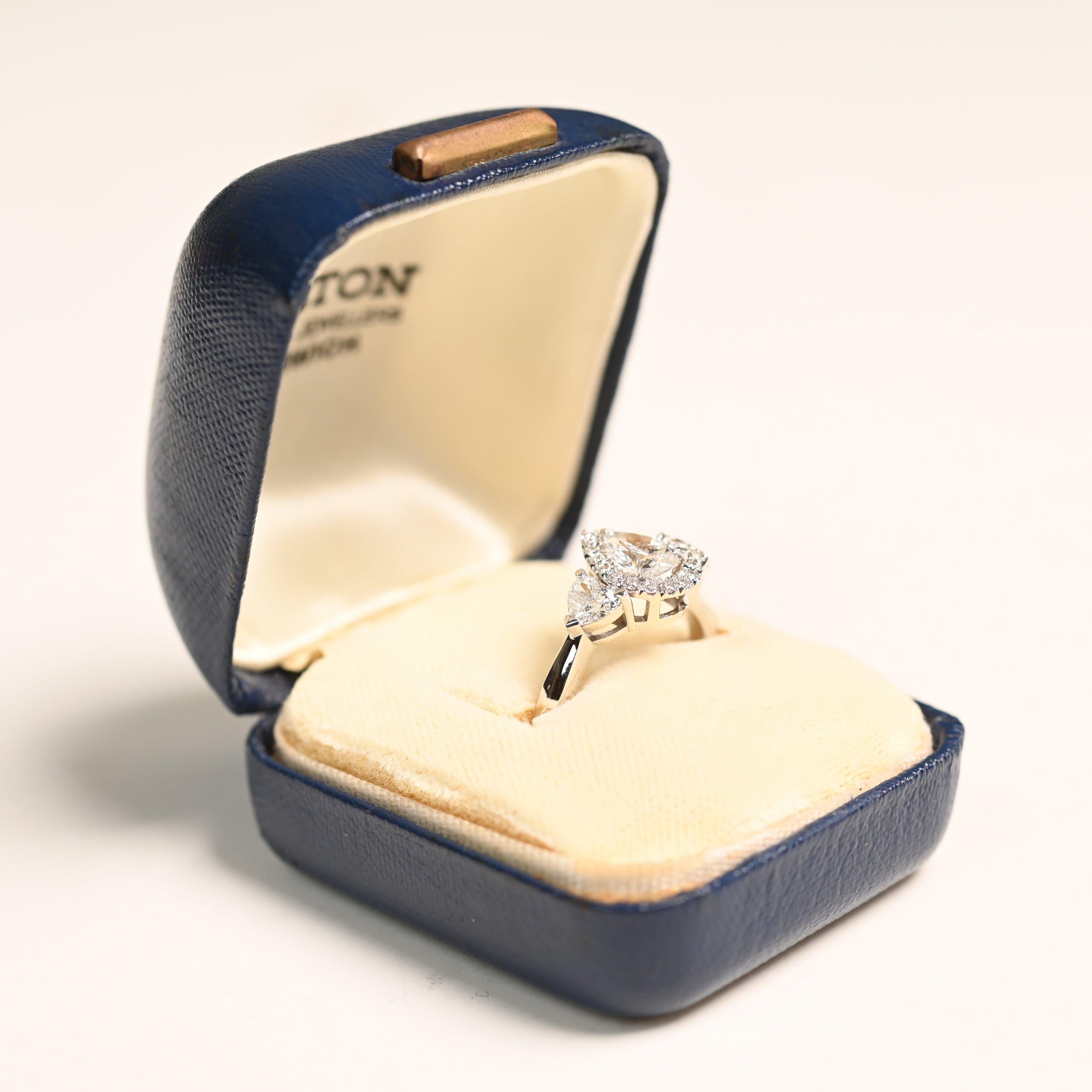 Pear Shaped Diamond (Approx 0.70-Carats) Halo Ring, 18K White Gold (Tropfenschliff) im Angebot
