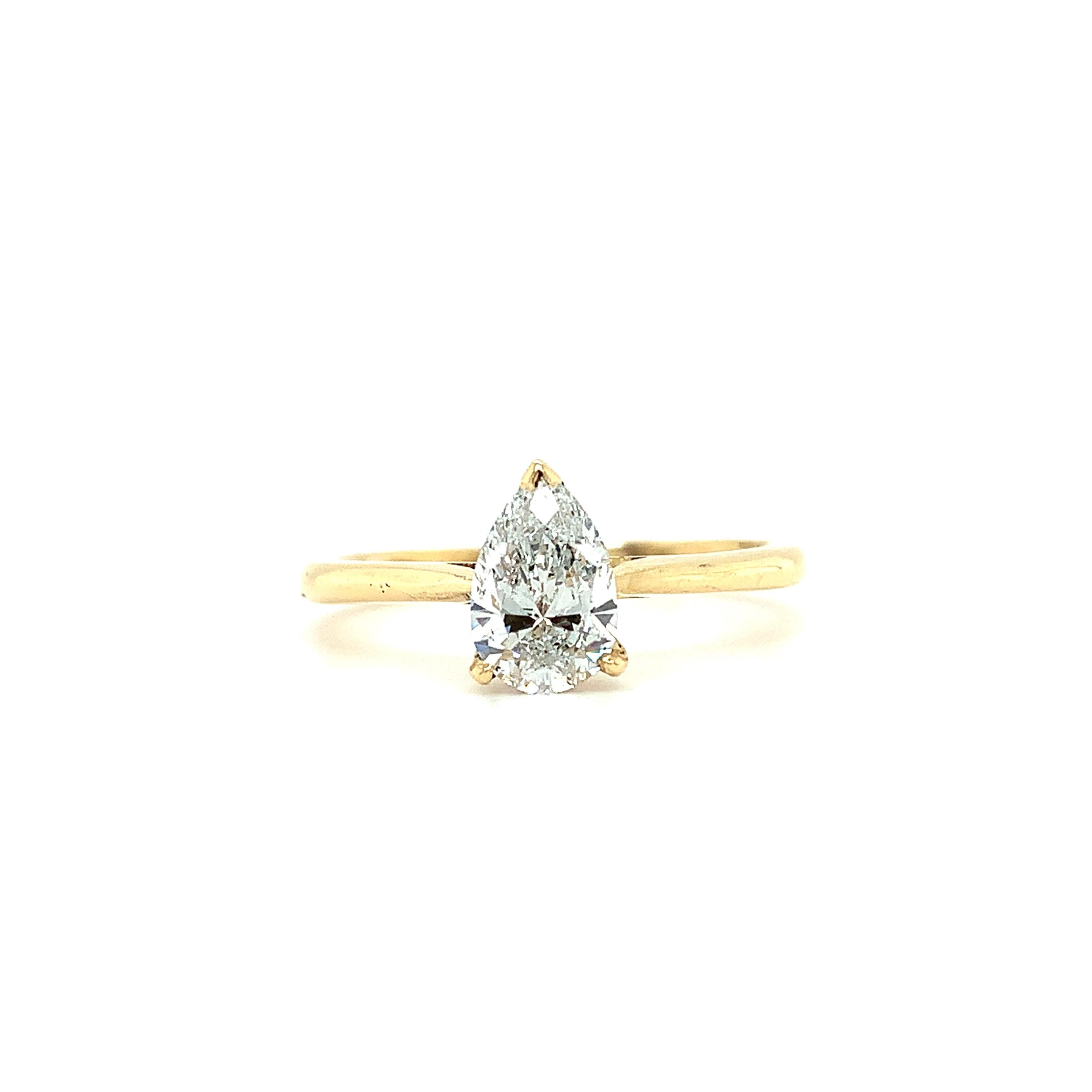 Modern Pear shaped diamond classic solitaire engagement ring 18k yellow gold For Sale