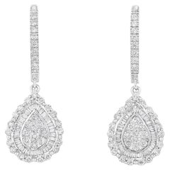 Pendants d'oreilles en or blanc avec grappe de diamants en forme de poire