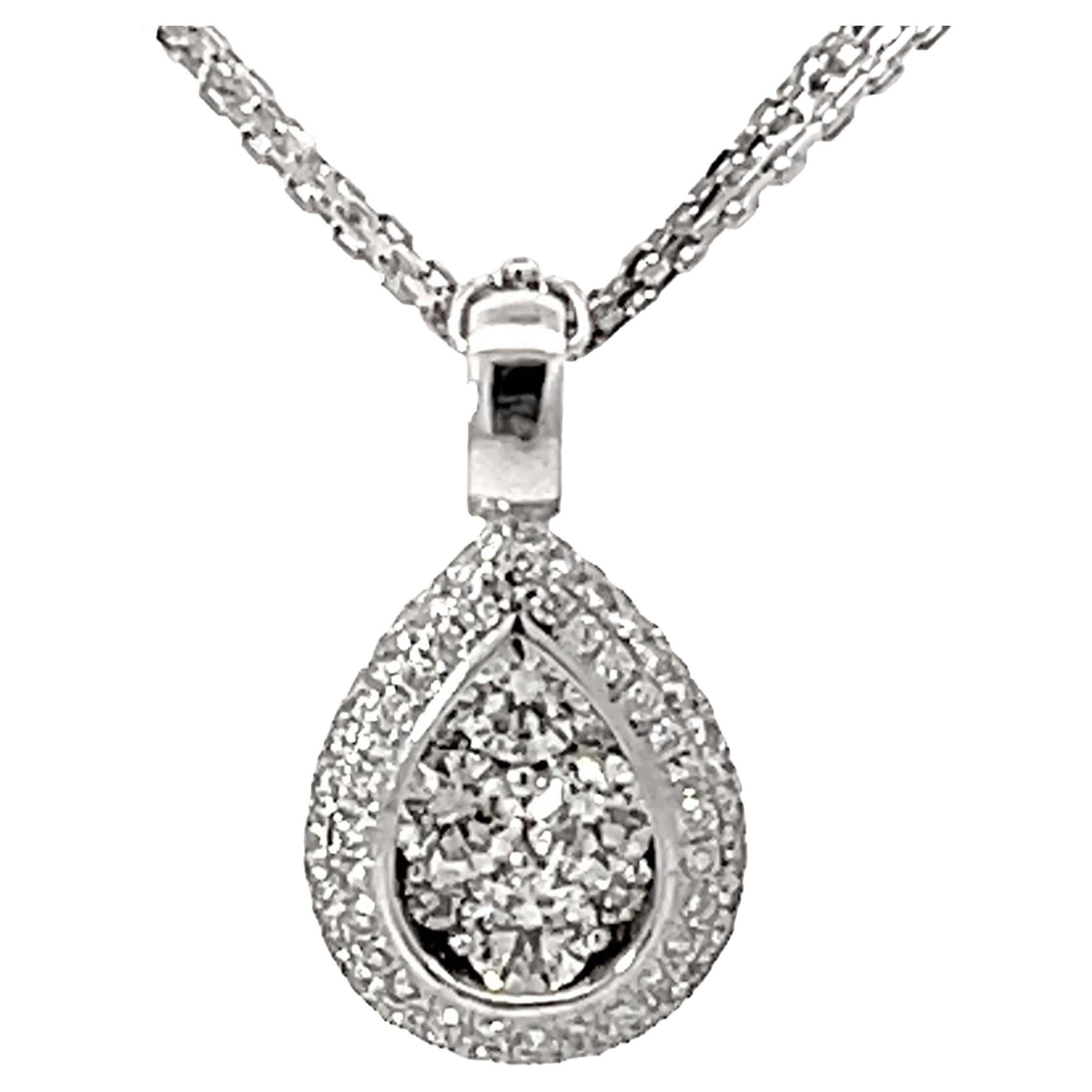 Collier à triple chaîne en or blanc massif avec pendentif halo en forme de grappe de diamants en forme de poire