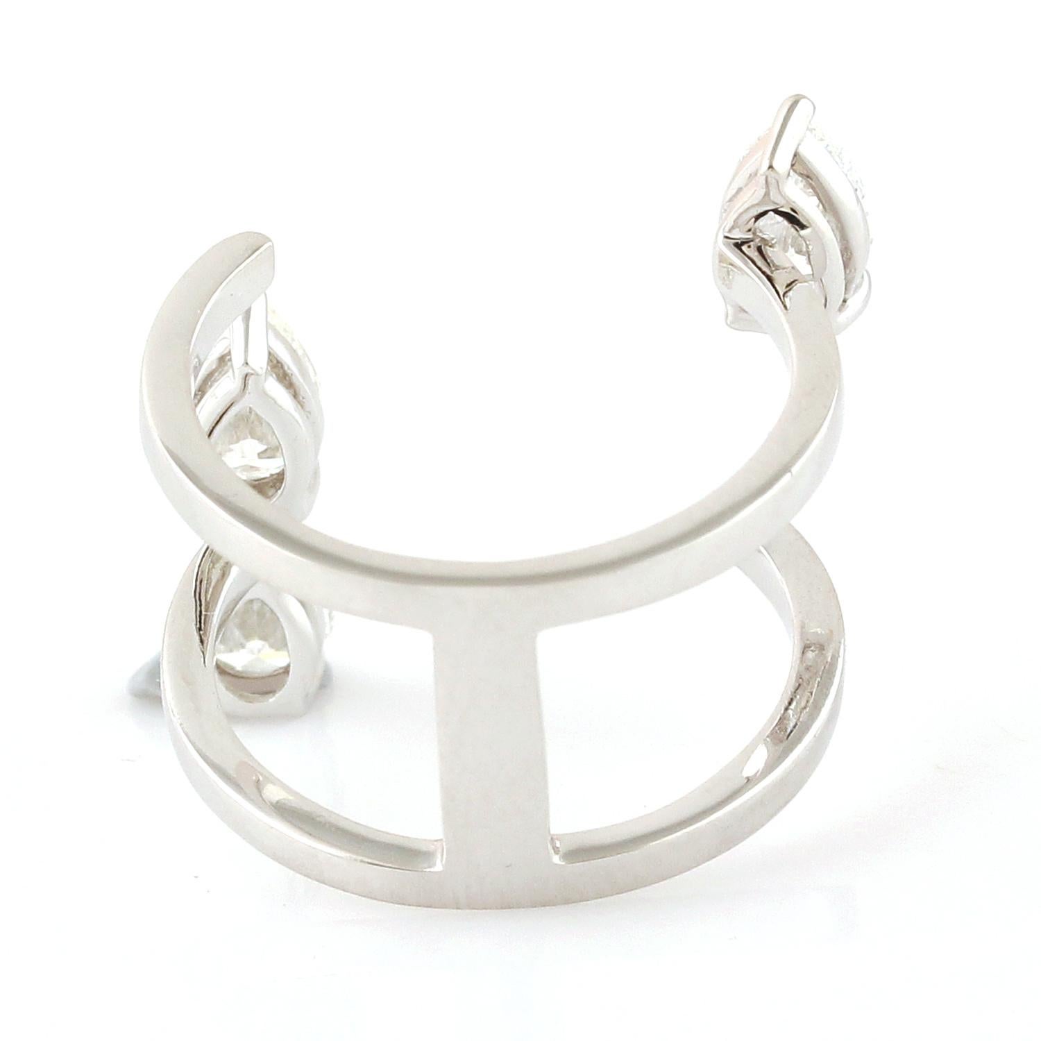 Dieser hübsche und super modern aussehende Designer-Diamantring in offener Birnenform aus 18 Karat Weißgold ist für die Powerfrauen, die immer etwas Neues ausprobieren.

Ringgröße: 7 (kann gegen Aufpreis angepasst werden)

18k:5.026gms
Diamant: