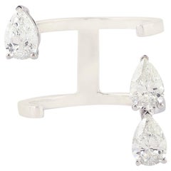 Anillo abierto de diseño con diamantes en forma de pera en oro blanco de 18k