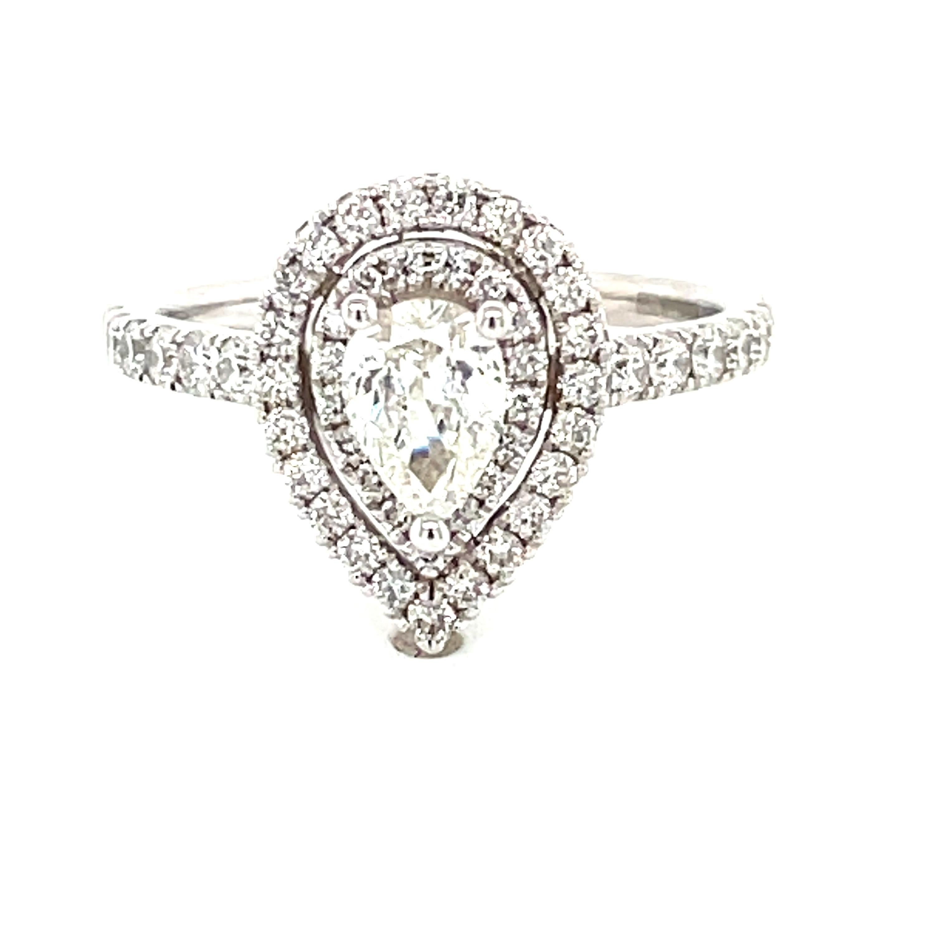 Este impresionante diamante en forma de pera con halo resplandeciente aporta mucho brillo a este Anillo de Compromiso de Diamantes de la Colección WISH de Vera Wang. Presenta un diamante en forma de pera de 1/2 quilate perfilado con dos filas de