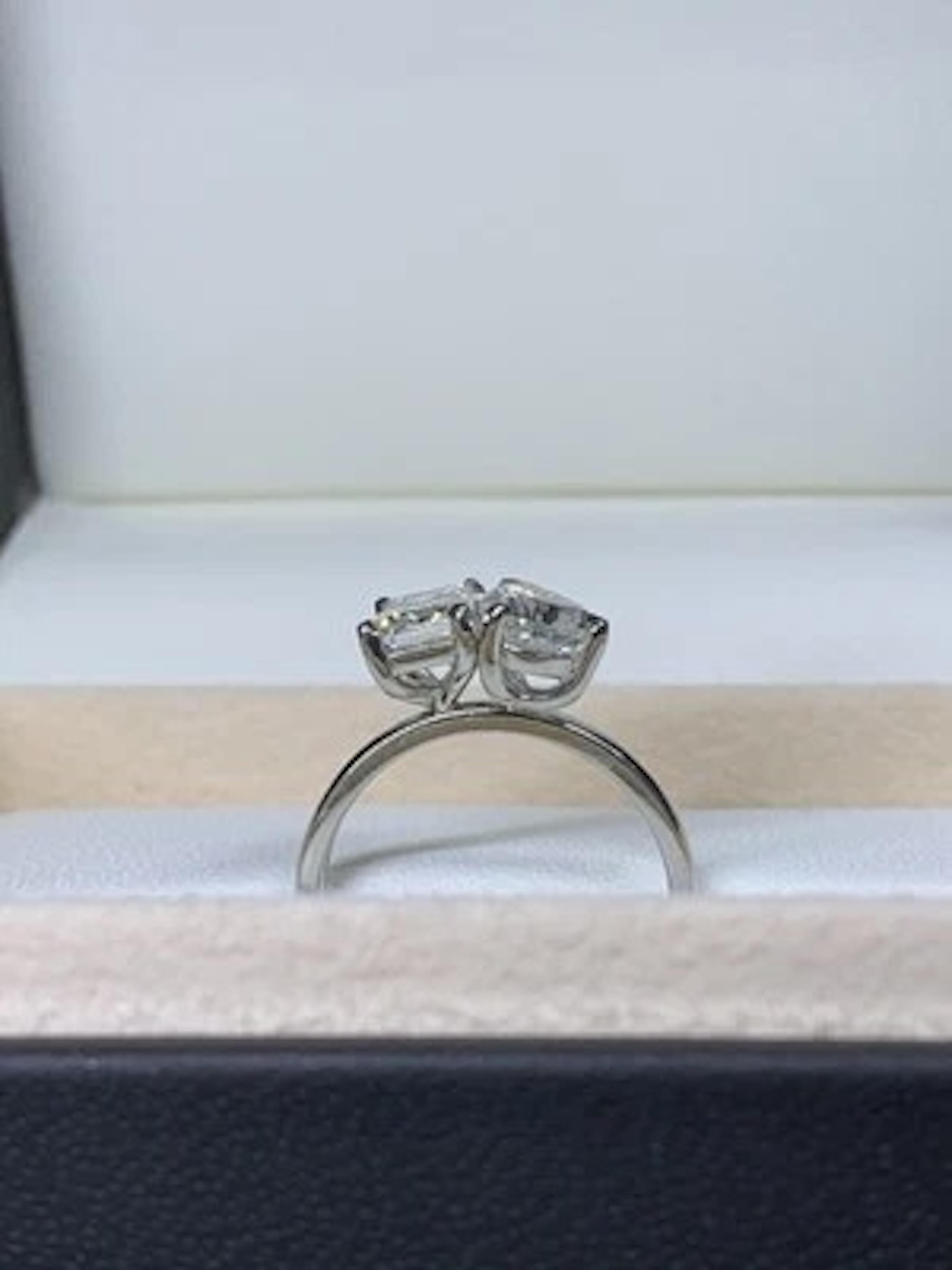 Pear shaped diamond GIA E SI1 0.91ct, emerald 0.95ct cut diamond GIA H VS1. For Sale 1