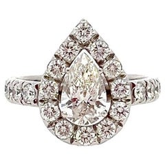 Bague en platine avec halo de diamants en forme de poire