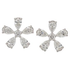 Orecchini con diamante a forma di pera e fiore in platino