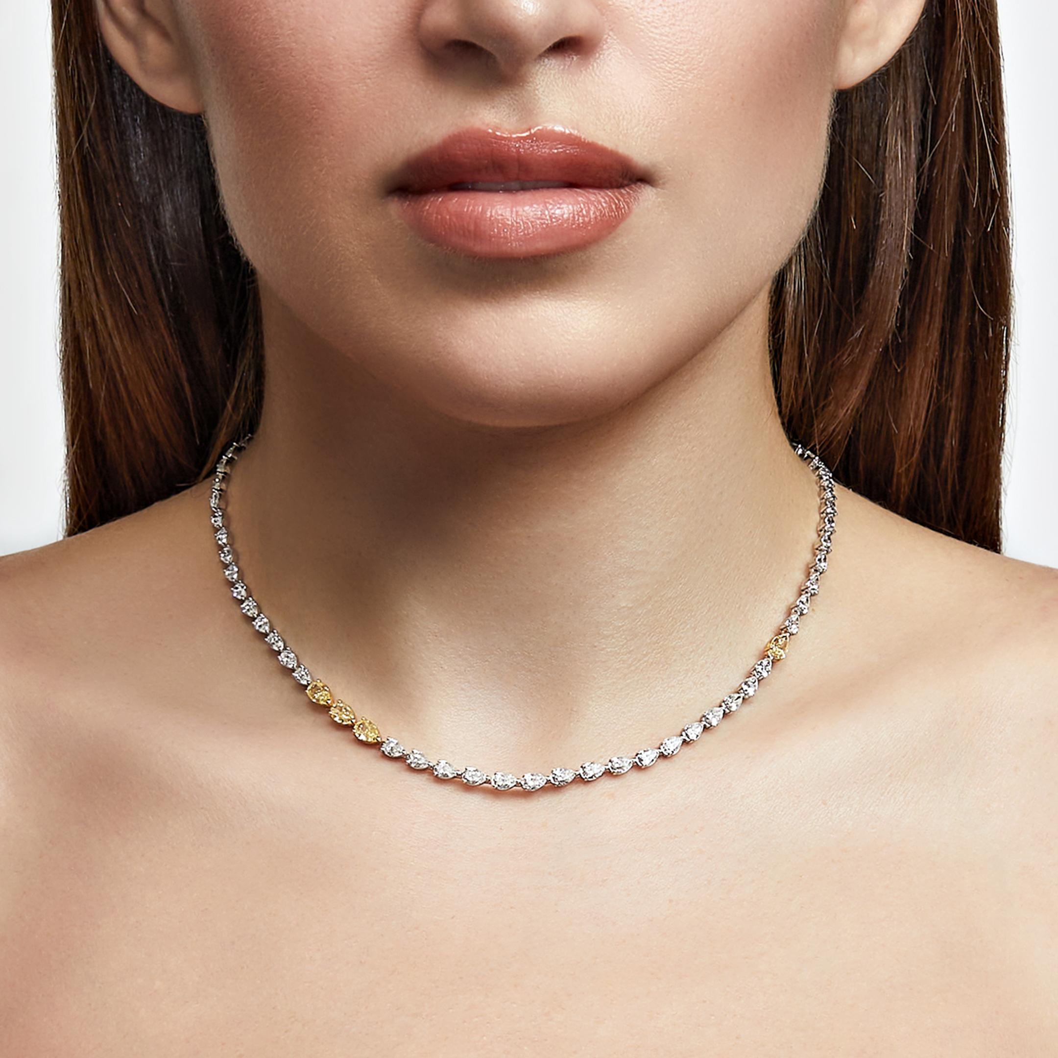 Il termine collana tennis non si avvicina neanche lontanamente al fascino di questa riviére di diamanti da sogno. Con il suo mix di angoli curvi e acuti, ogni diamante a forma di pera incastonato orizzontalmente conduce al successivo, creando una