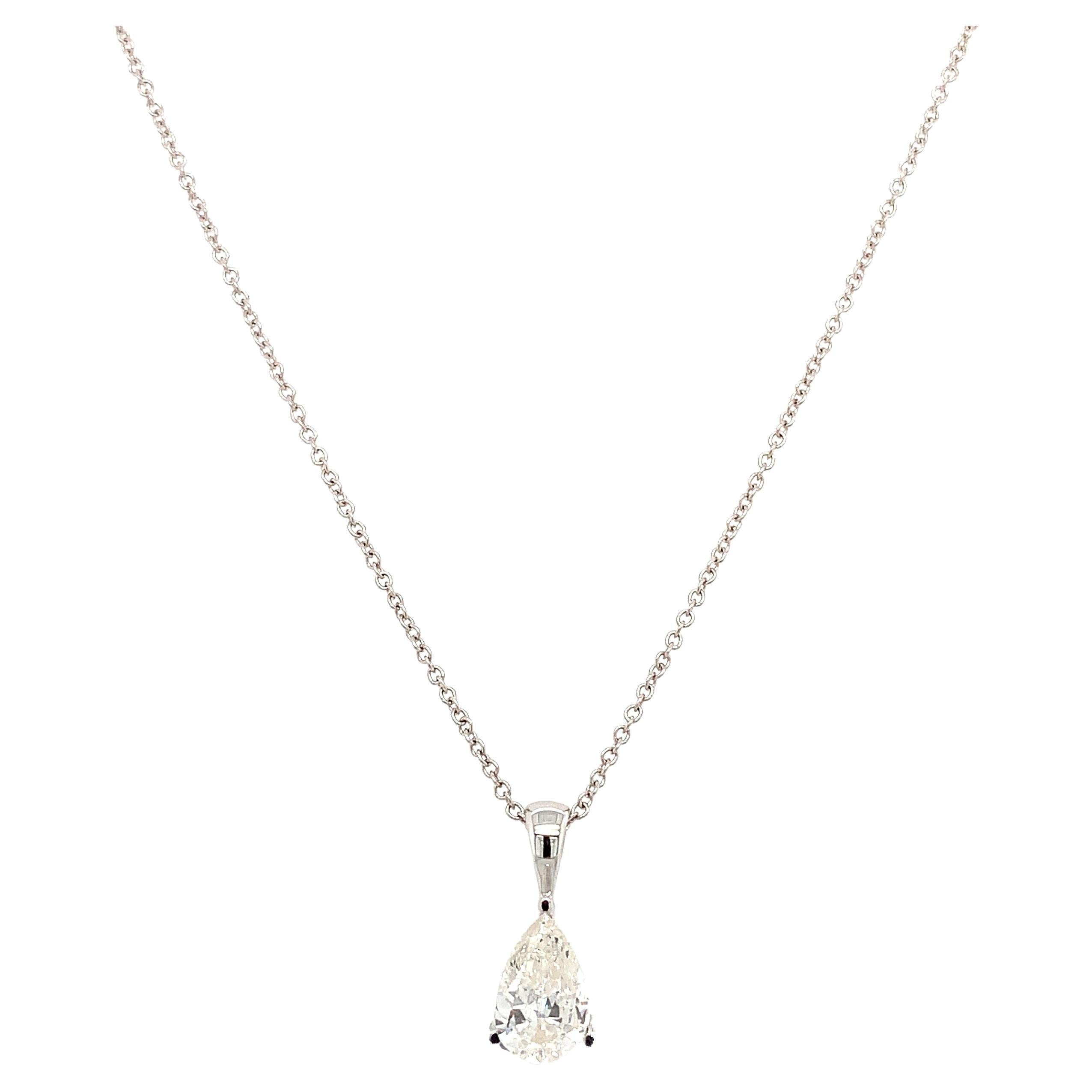 Collier pendentif solitaire en or blanc 18 carats avec diamants en forme de poire 