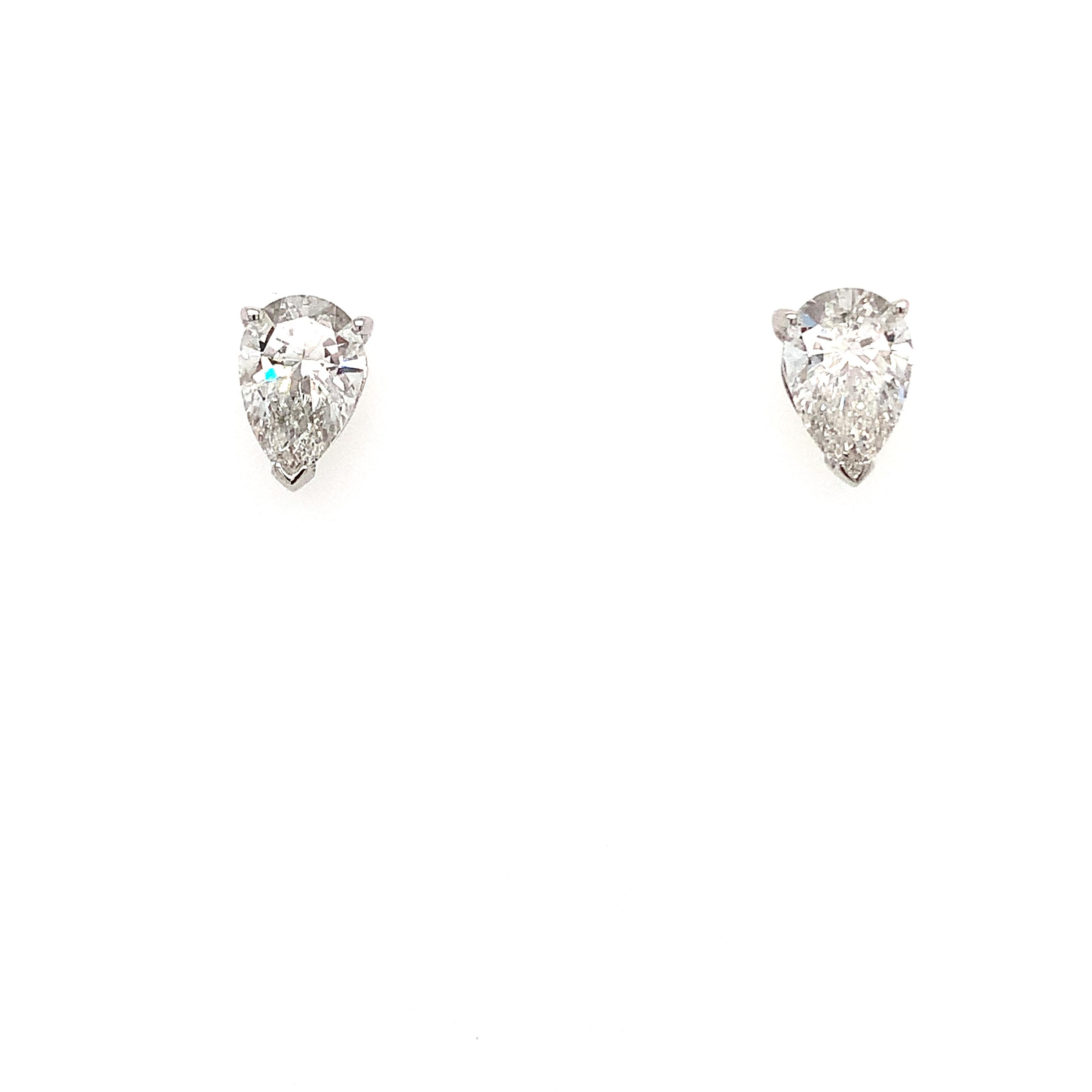 Pear shaped diamond stud earrings 18k white gold In New Condition For Sale In London, GB