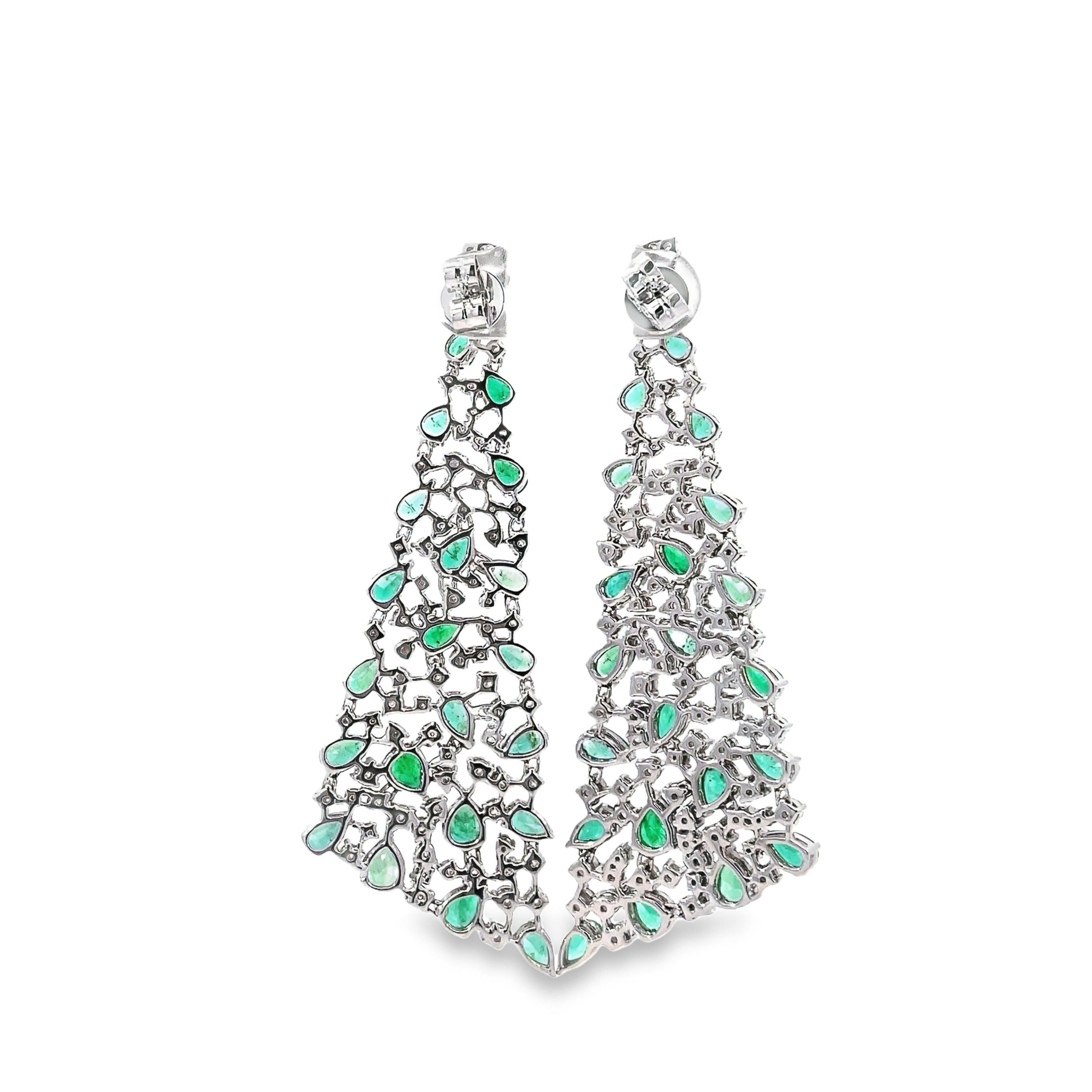 Pear Shaped Emerald 18k White Gold White Diamond Earring  In New Condition For Sale In New York, NY