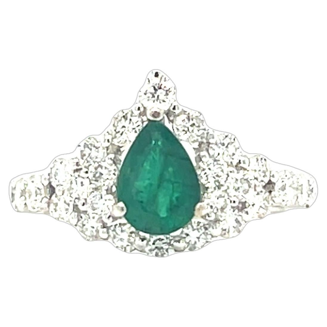 Dieser elegante und zeitlose Ring zeichnet sich durch einen markanten birnenförmigen Smaragd aus, der von einem Cluster runder Diamanten umgeben ist. Das perfekte Gleichgewicht zwischen leuchtenden Farben und funkelnder Brillanz macht dieses Stück