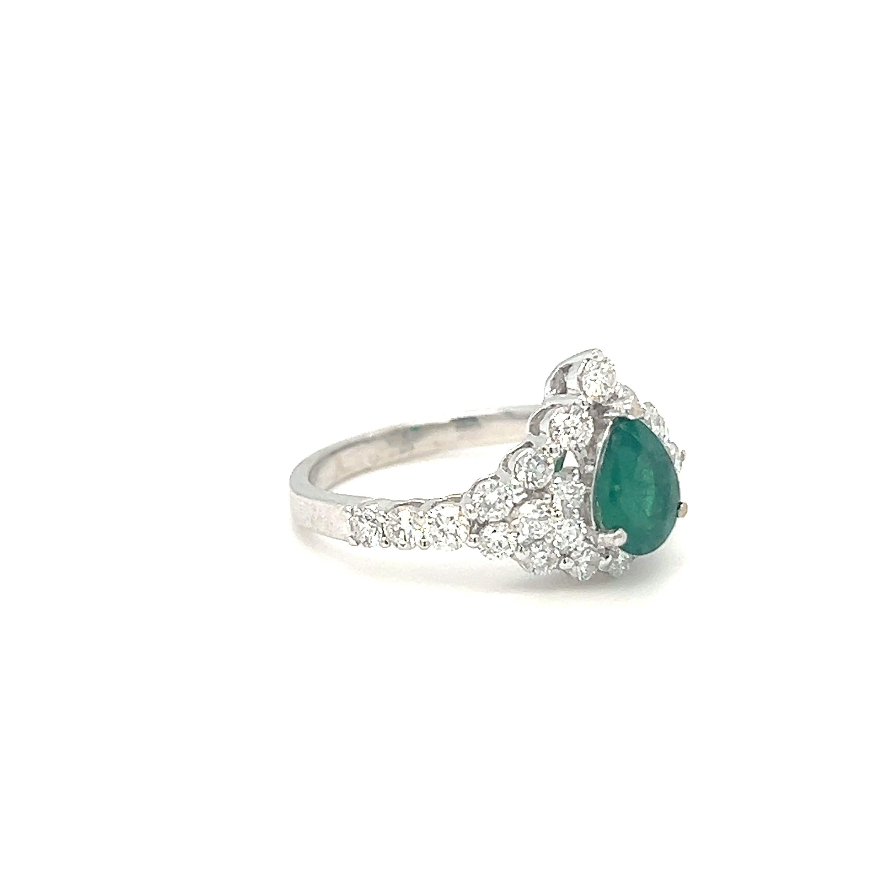Birnenförmiger Smaragd- und Diamant-Cluster-Ring aus 18 Karat Weißgold Damen im Angebot