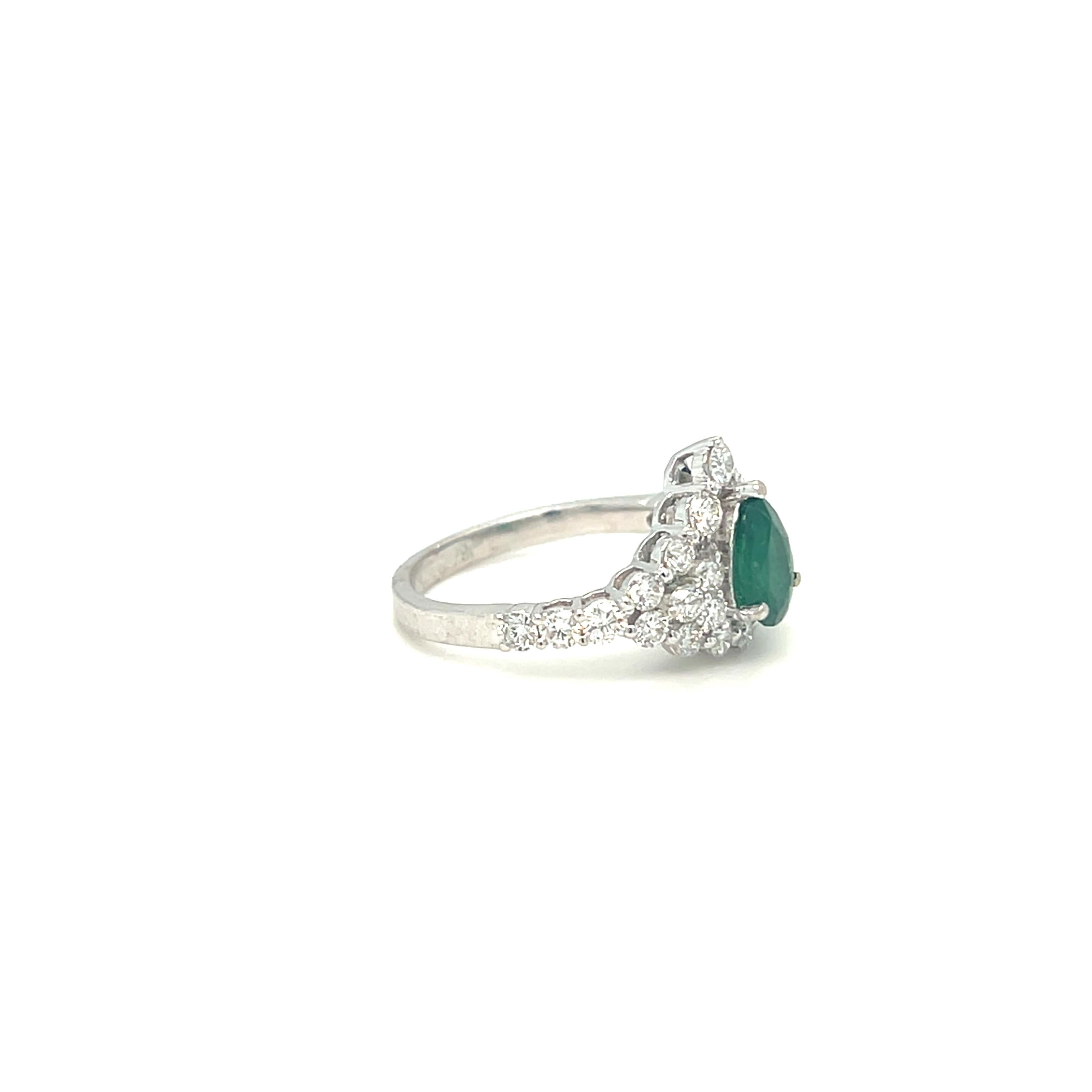 Birnenförmiger Smaragd- und Diamant-Cluster-Ring aus 18 Karat Weißgold im Angebot 2