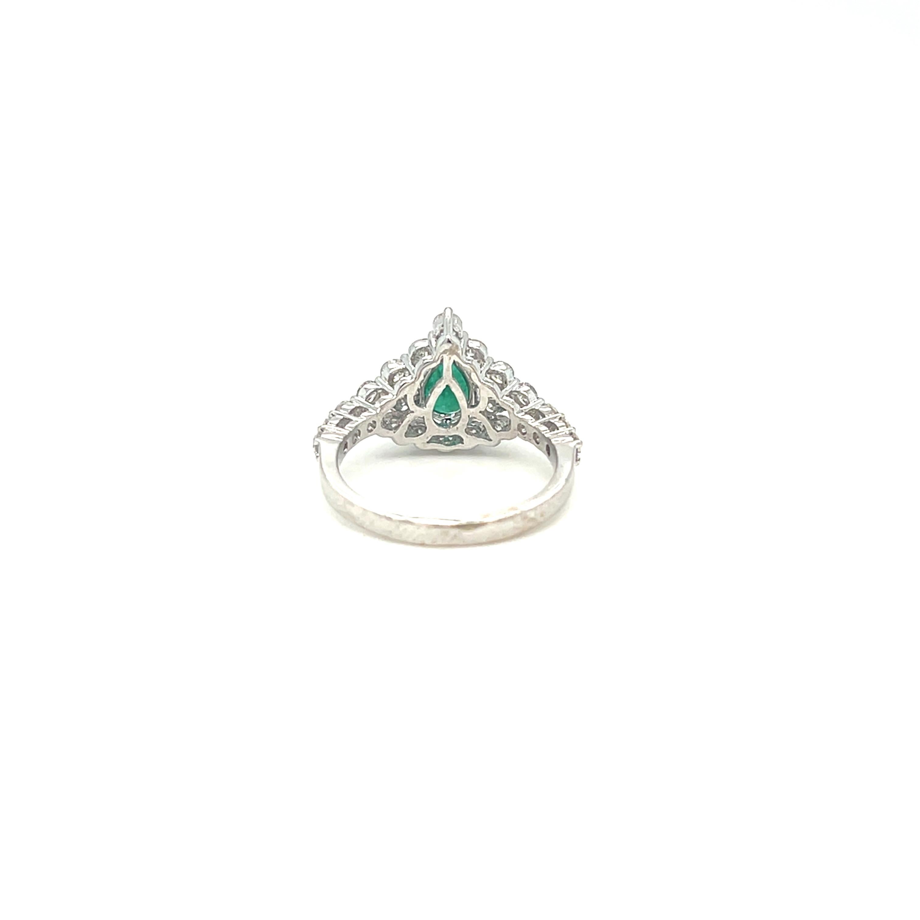 Birnenförmiger Smaragd- und Diamant-Cluster-Ring aus 18 Karat Weißgold im Angebot 3