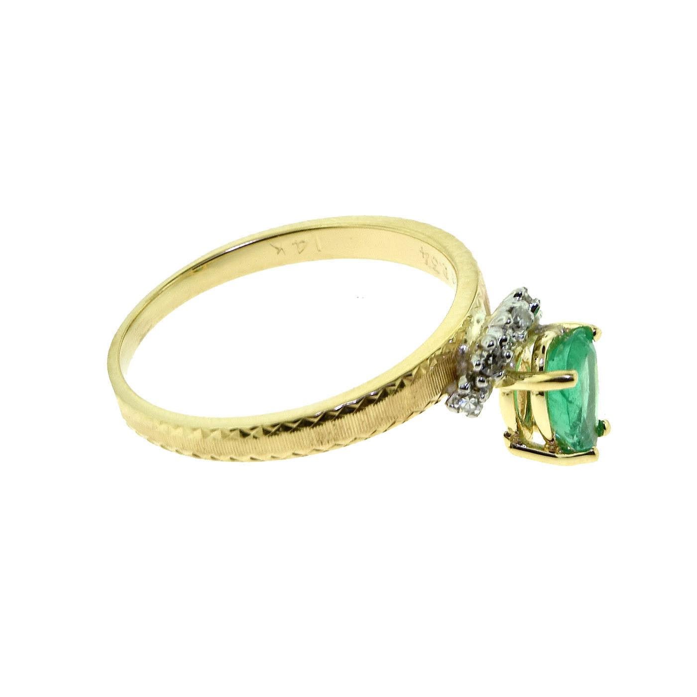 Pear Shaped Emerald and Diamond Delicate Textured Ring In Good Condition For Sale In Miami, FL
