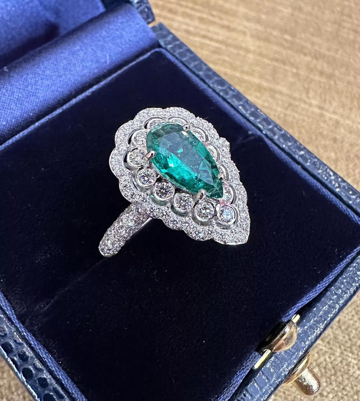 Taglio a goccia Anello con smeraldo a forma di pera e diamanti in oro bianco 18 carati in vendita