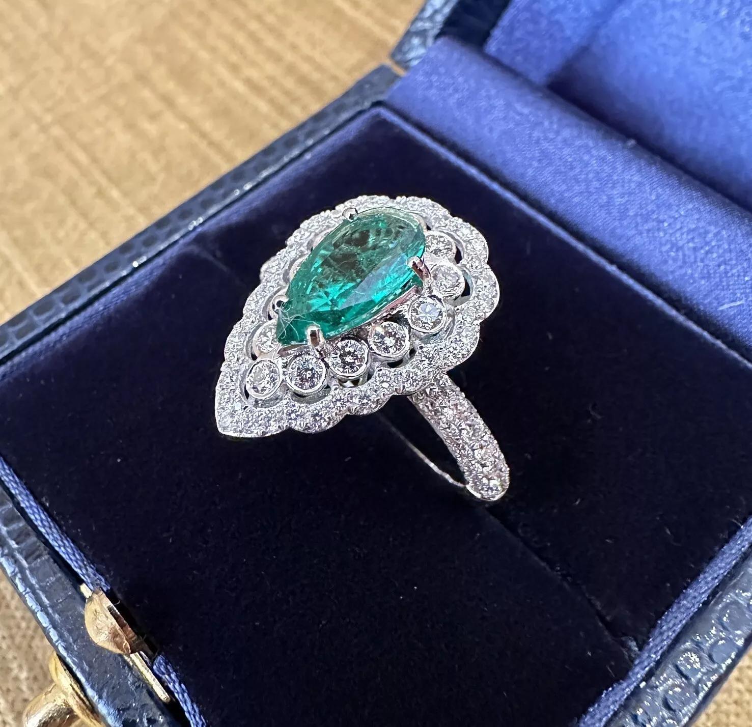 Anello con smeraldo a forma di pera e diamanti in oro bianco 18 carati In condizioni ottime in vendita a La Jolla, CA