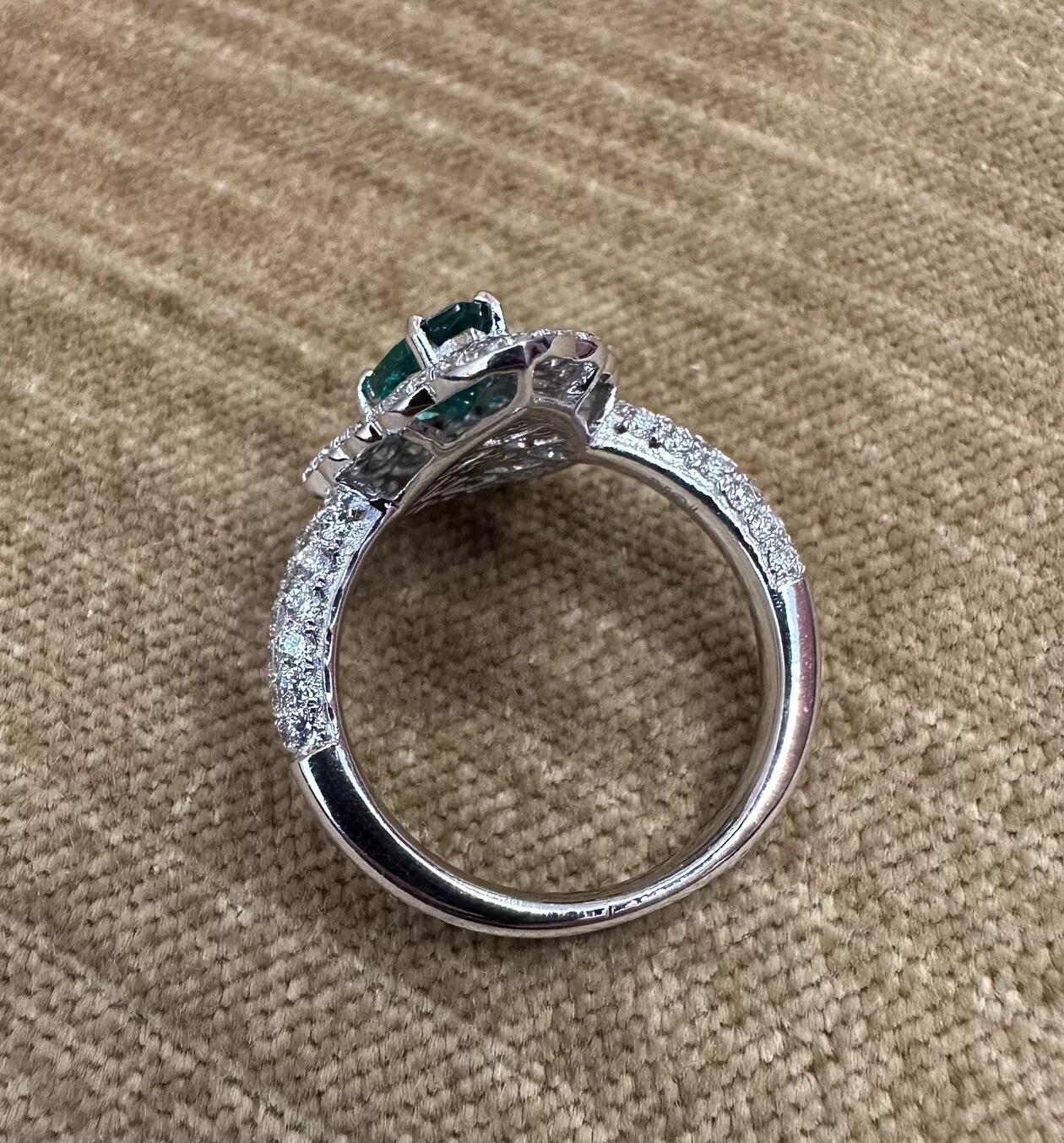 Donna Anello con smeraldo a forma di pera e diamanti in oro bianco 18 carati in vendita