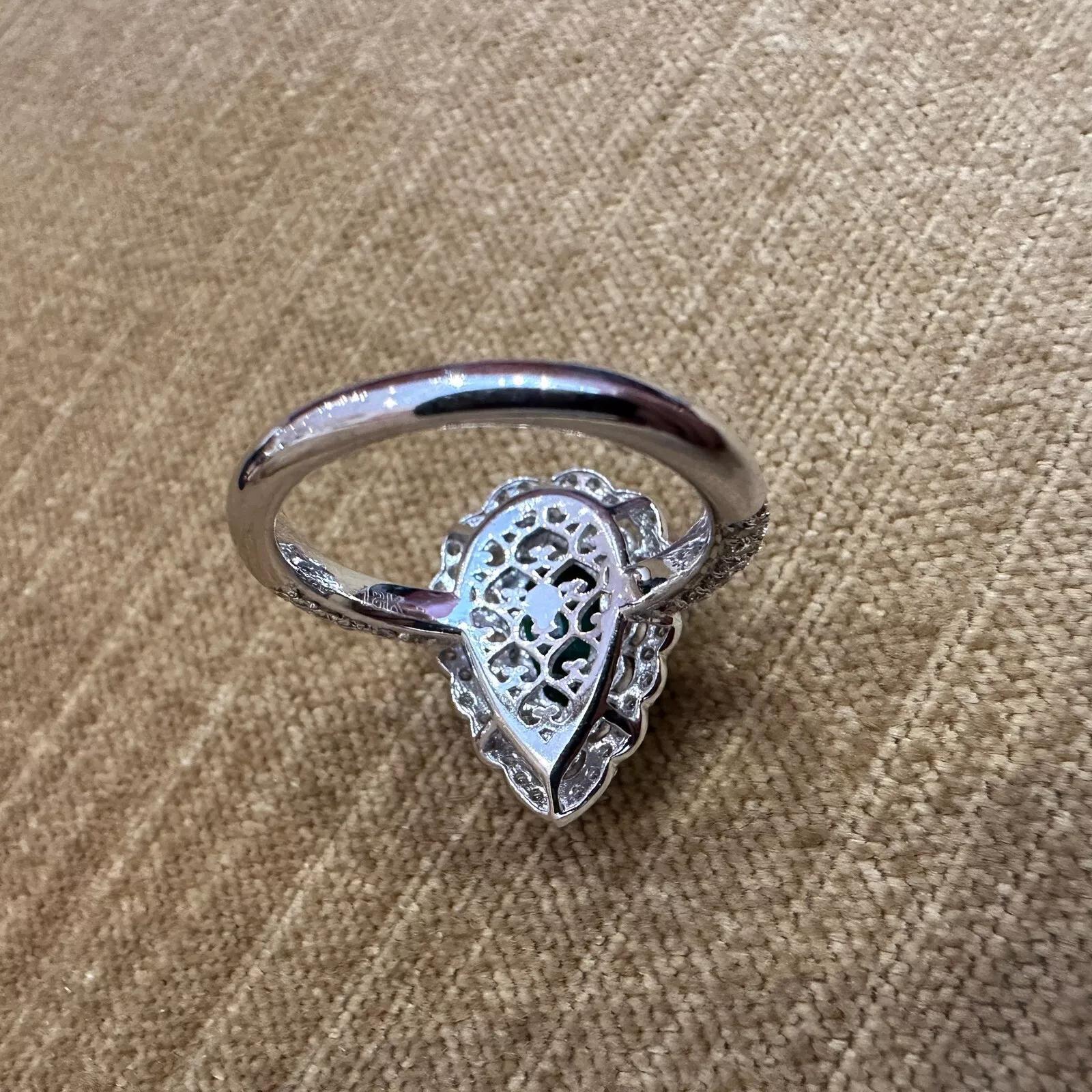 Anello con smeraldo a forma di pera e diamanti in oro bianco 18 carati in vendita 1