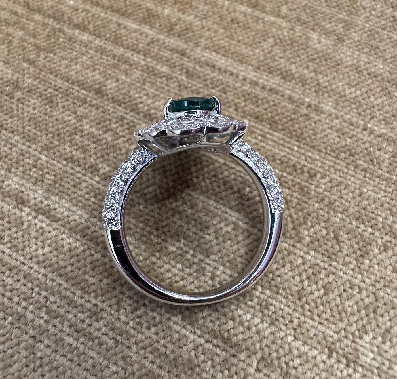 Anello con smeraldo a forma di pera e diamanti in oro bianco 18 carati in vendita 2