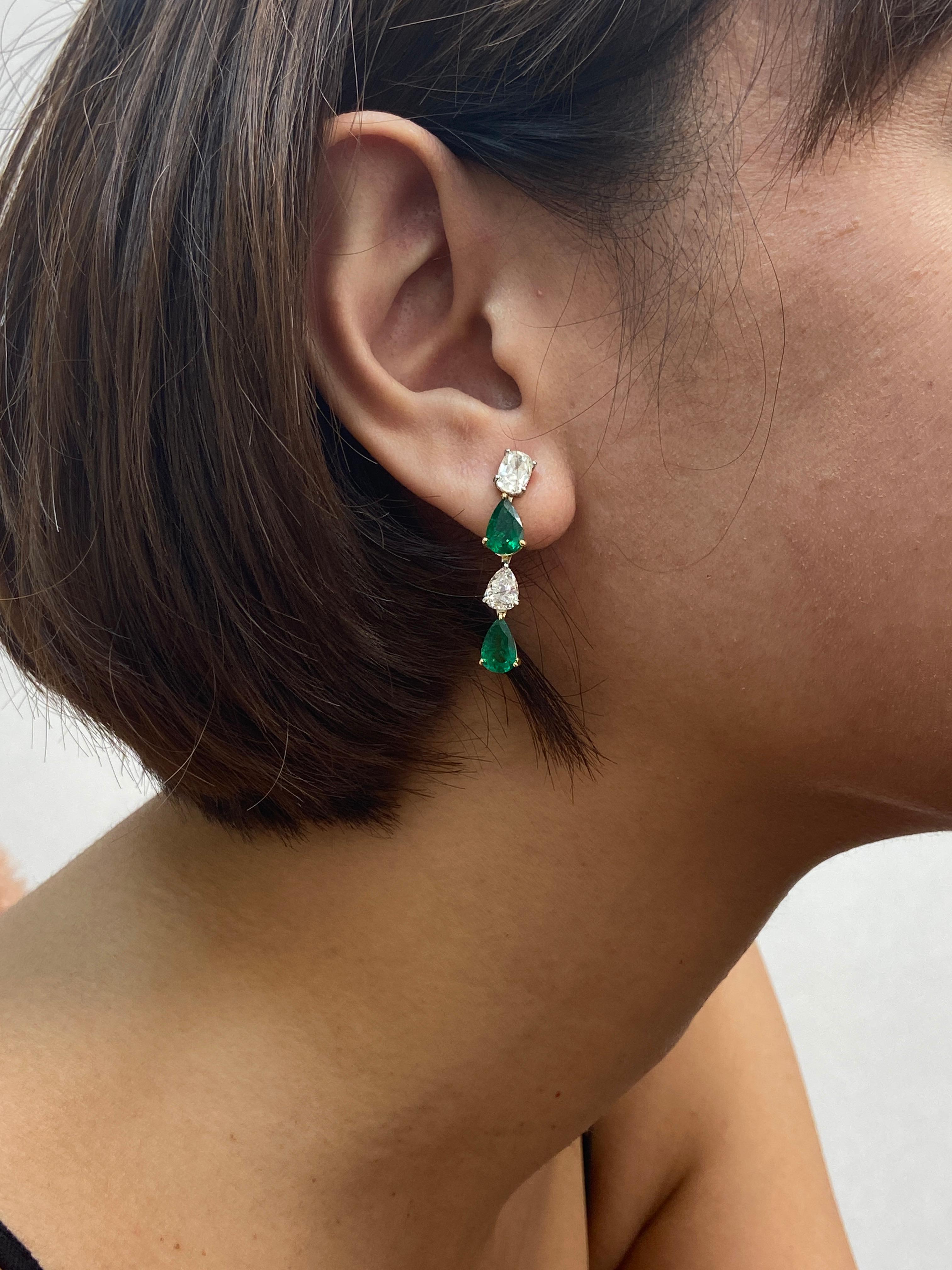 Ohrhänger in Birnenform mit Smaragd und weißen Diamanten aus Gold im Angebot 8