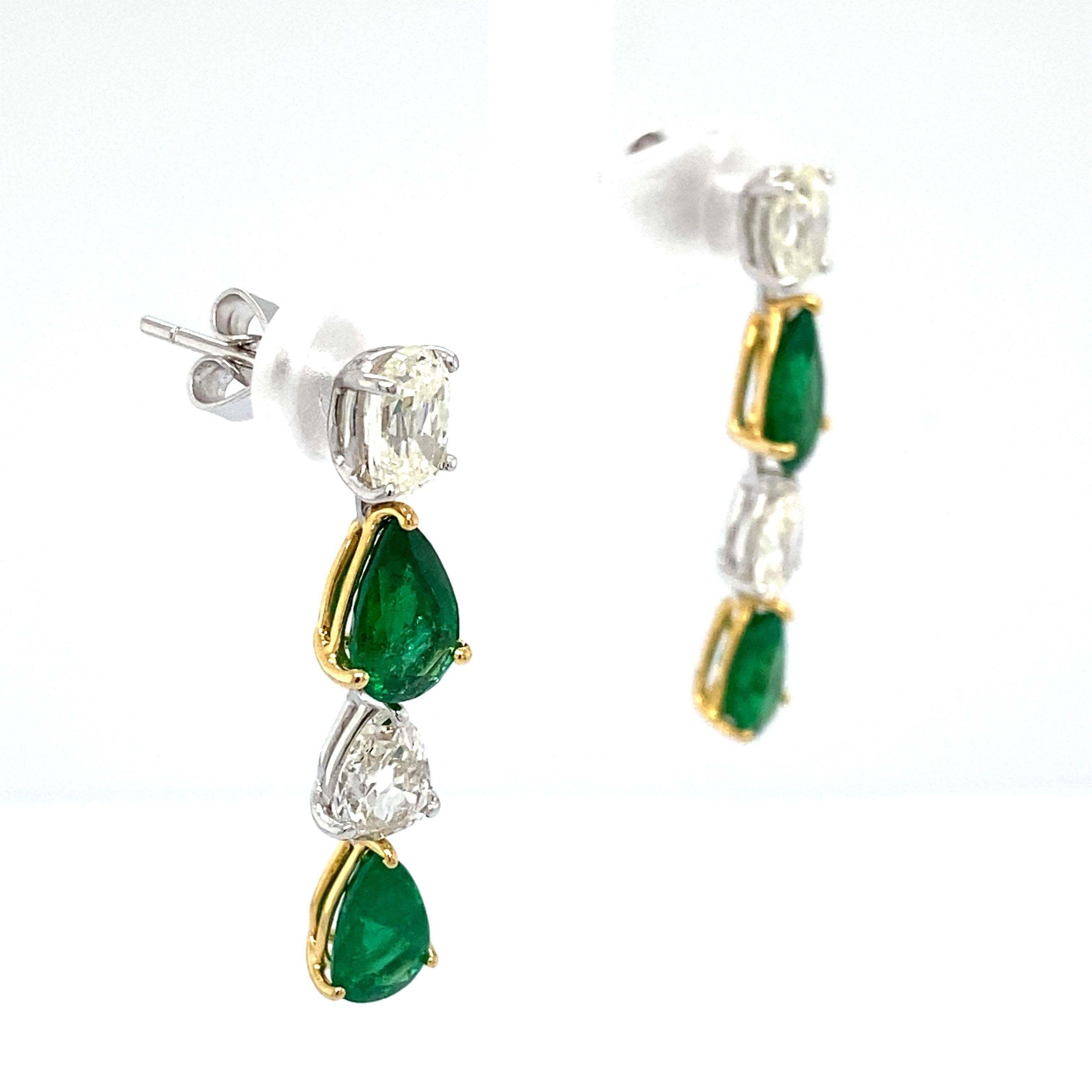 Pear Shaped Emerald and White Diamond Gold Dangle Earrings In New Condition For Sale In Hong Kong, HK