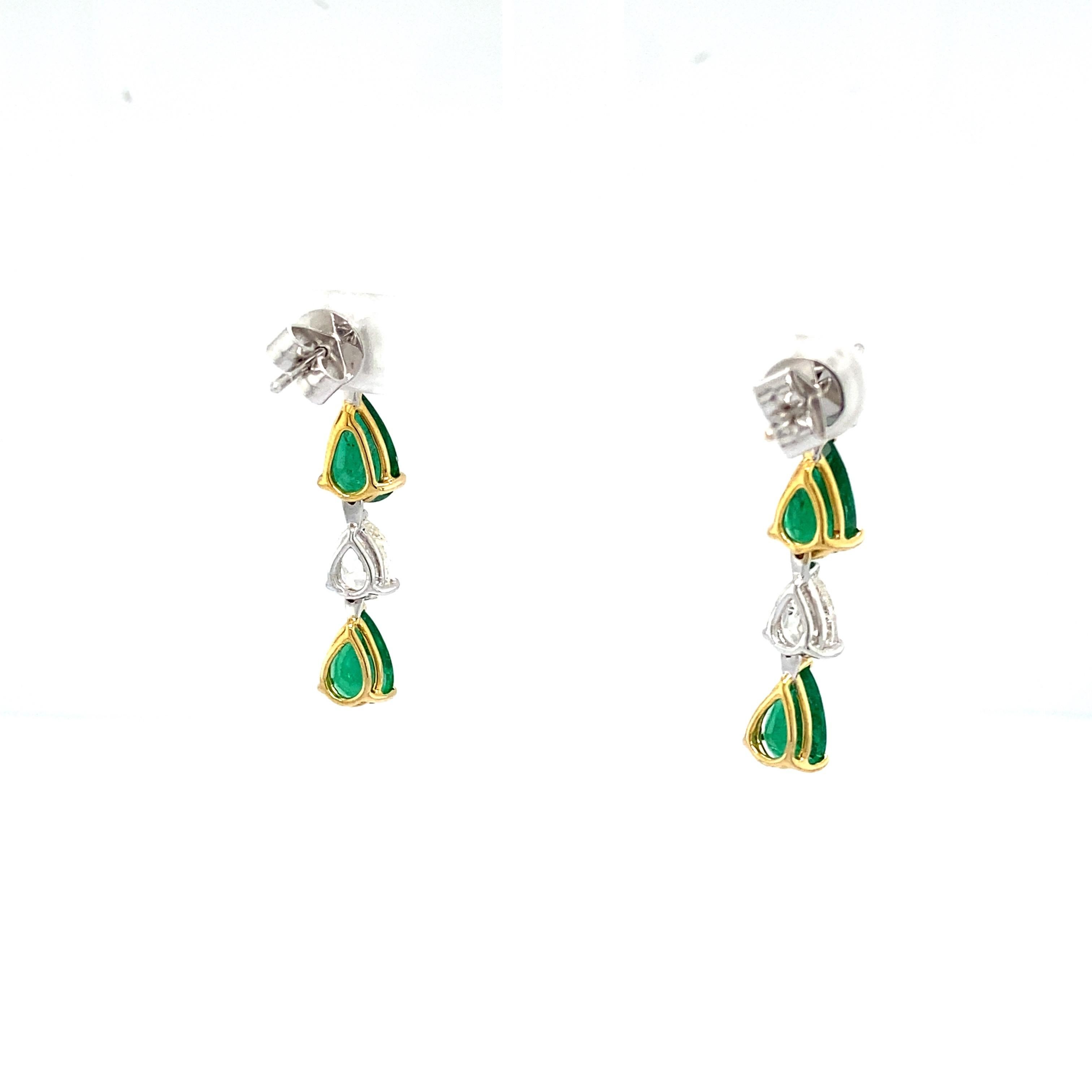 Ohrhänger in Birnenform mit Smaragd und weißen Diamanten aus Gold für Damen oder Herren im Angebot
