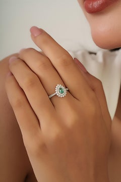 Doppel-Halo-Ring mit birnenförmigem Smaragd und Diamanten aus 18 Karat Weißgold – Edler Schmuck
