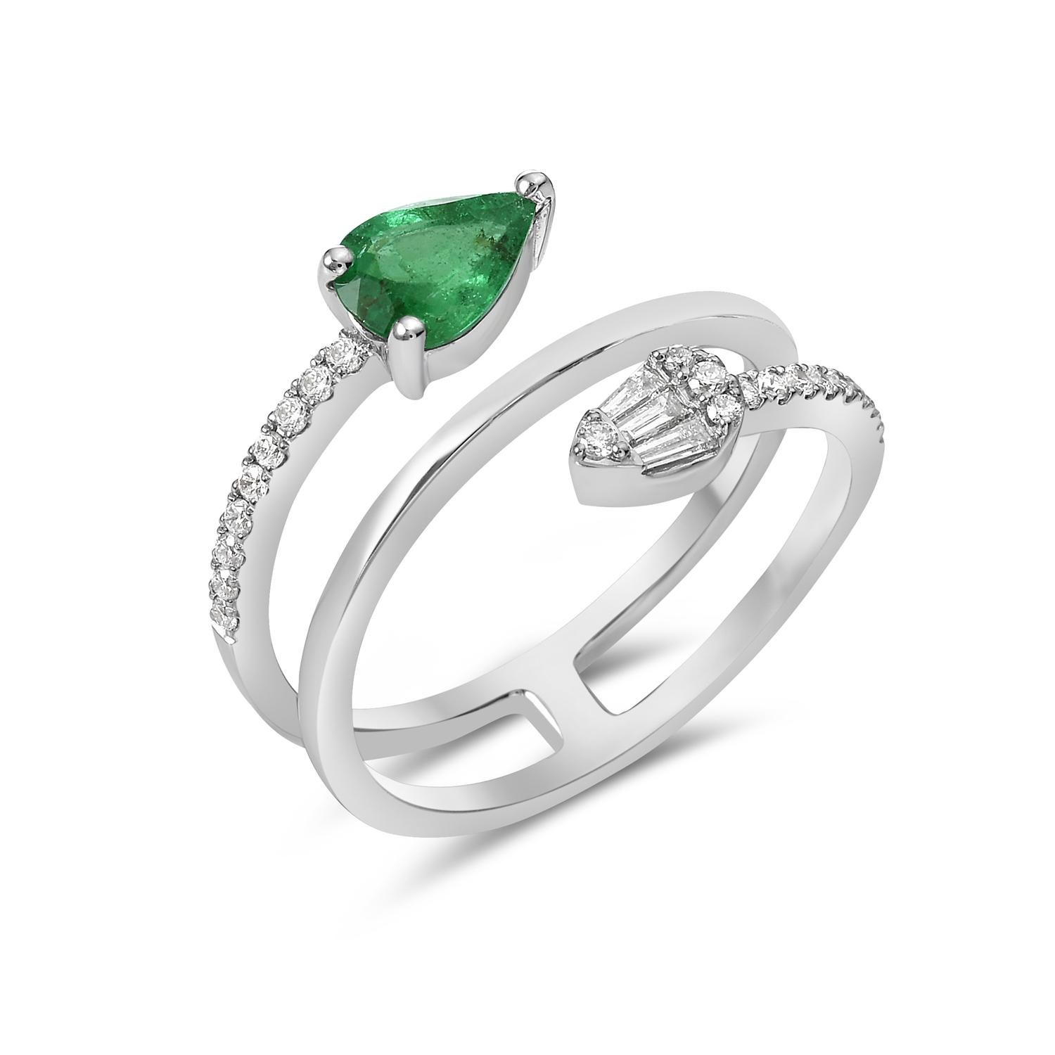 Artigiano Anello a spirale con smeraldo e diamante a forma di pera con diamanti in pavé in vendita