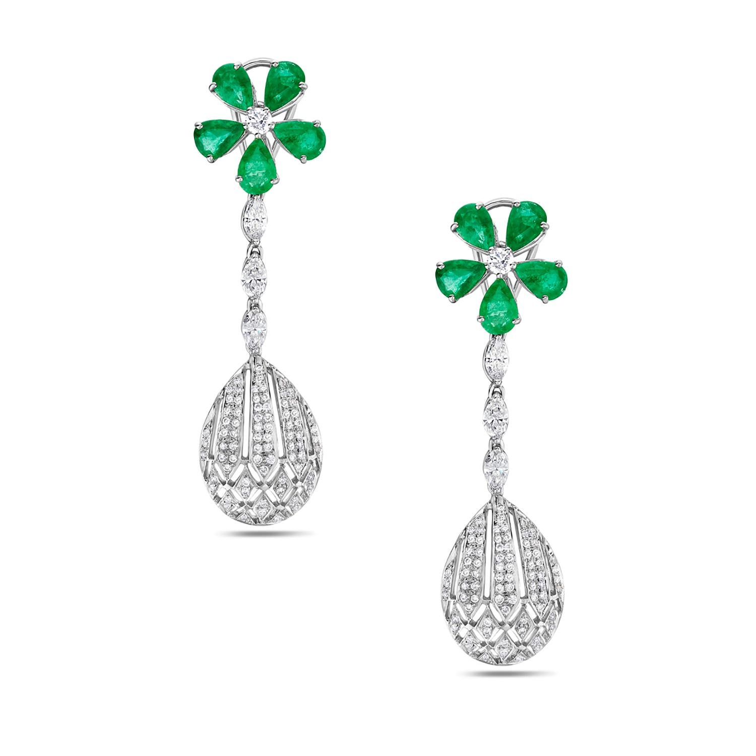 Boucles d'oreilles en or blanc avec émeraude en forme de poire sertie en forme de fleur et diamants pavés Neuf - En vente à New York, NY