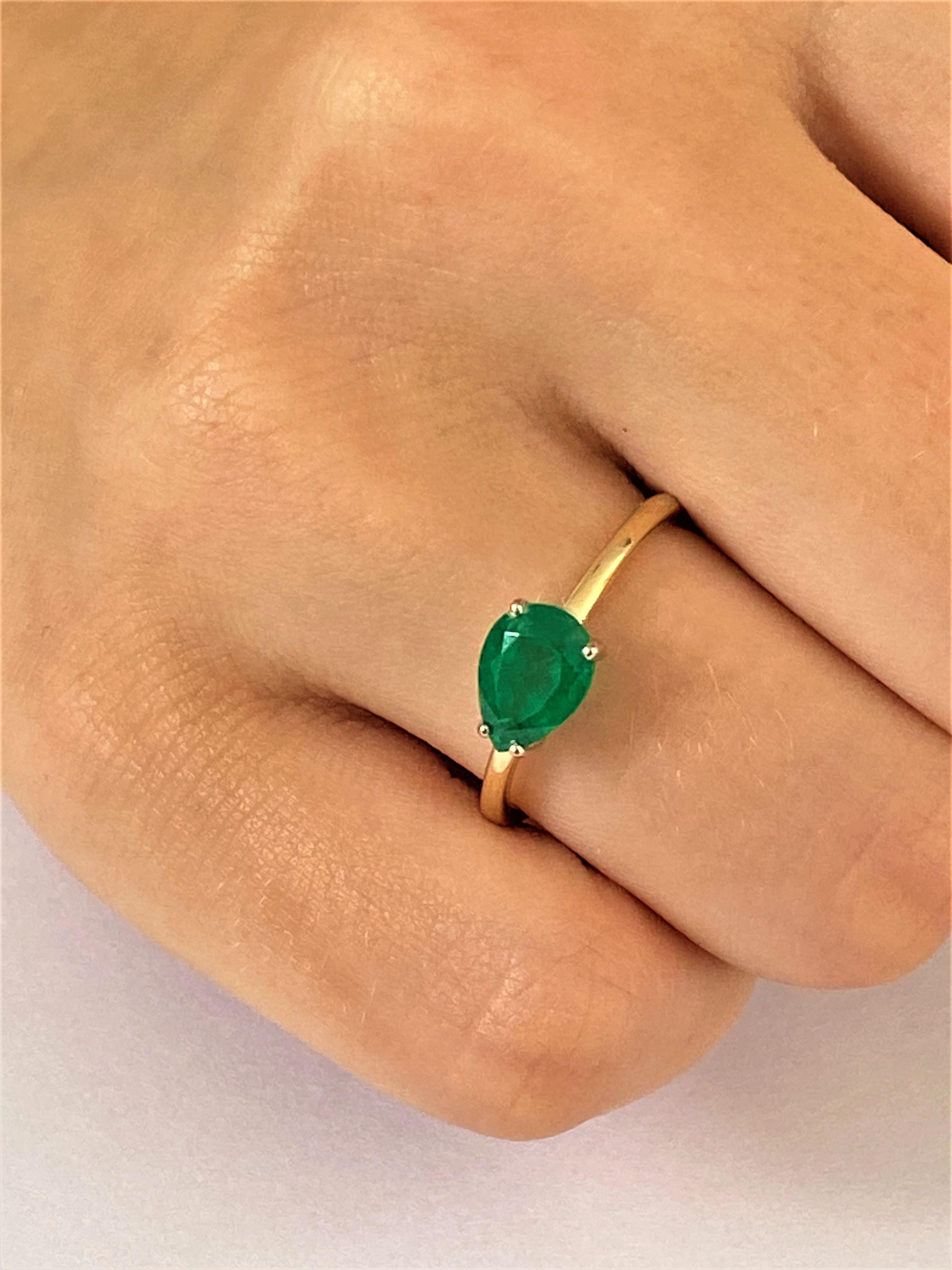 Pear Shaped Emerald Yellow and White Gold Cocktail Ring Weighing 1.20 Carat In New Condition In New York, NY