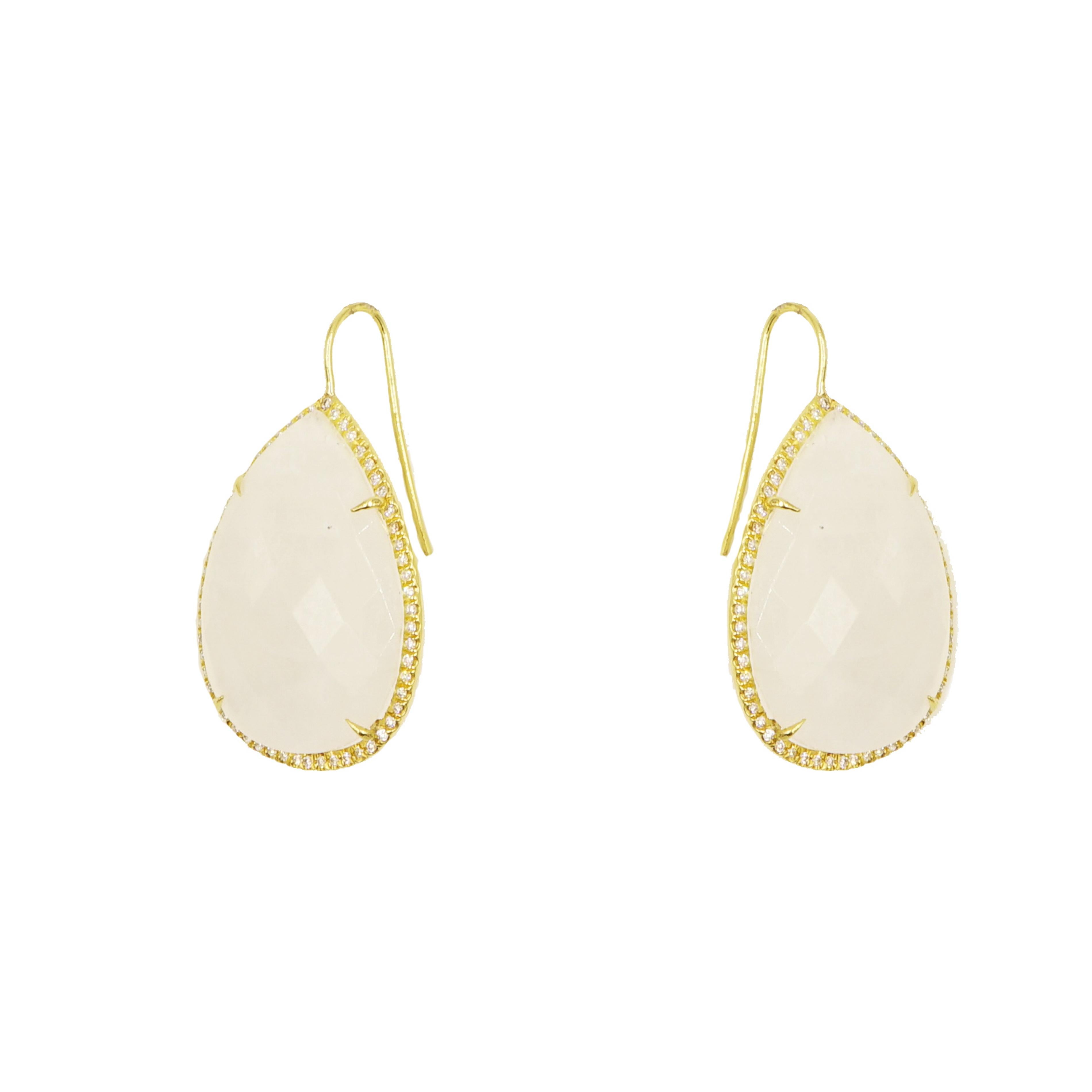 Step up any summer look with this earring. The style elongates the face and is extremely on-trend for the season. Looking for muted shades and simple drops that graze the shoulder and add sparkle... Look no further, this is it!! 
Absolutely
