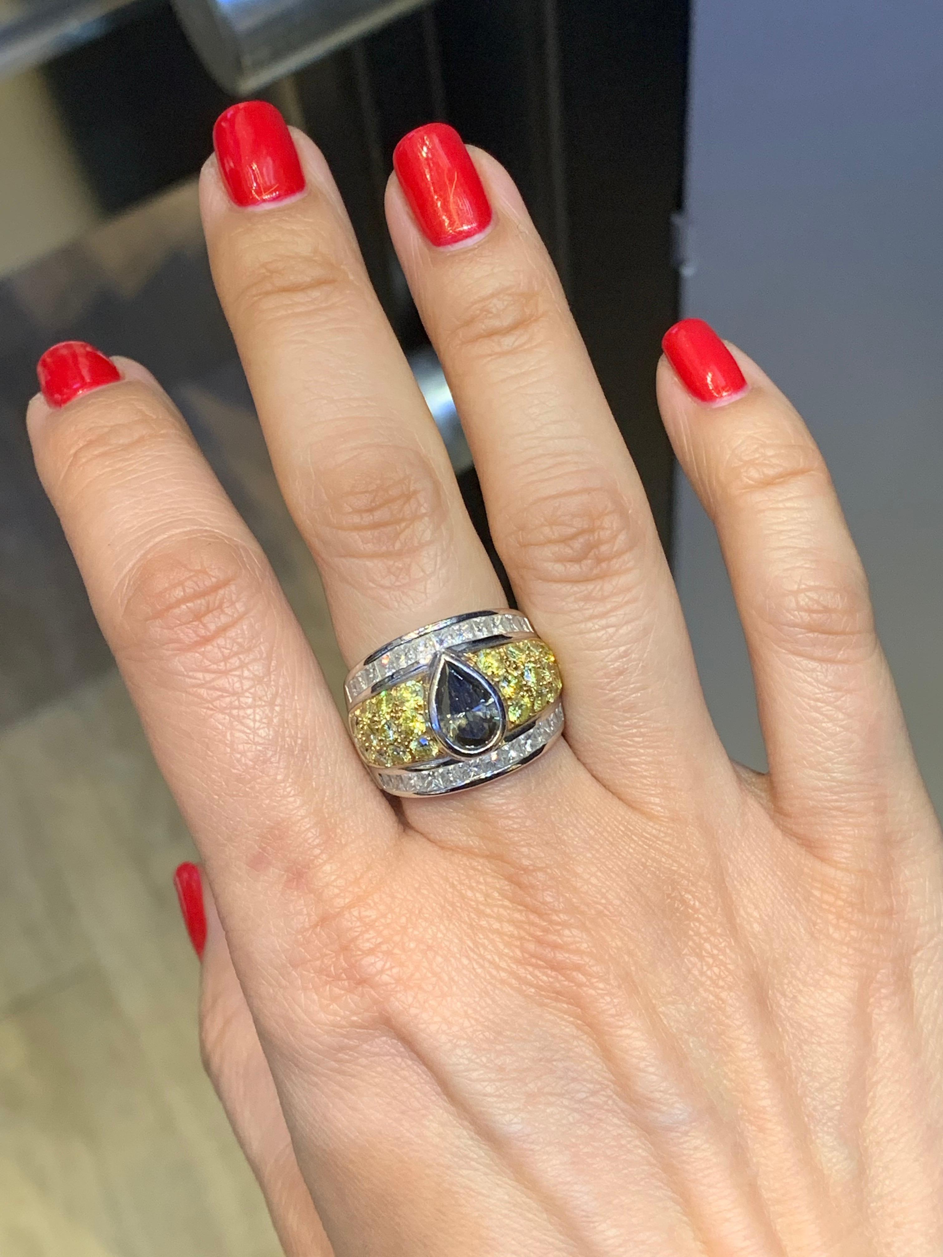 Anillo de cóctel con centro de diamante gris verdoso fantasía en forma de pera en Excelente estado para la venta en New York, NY