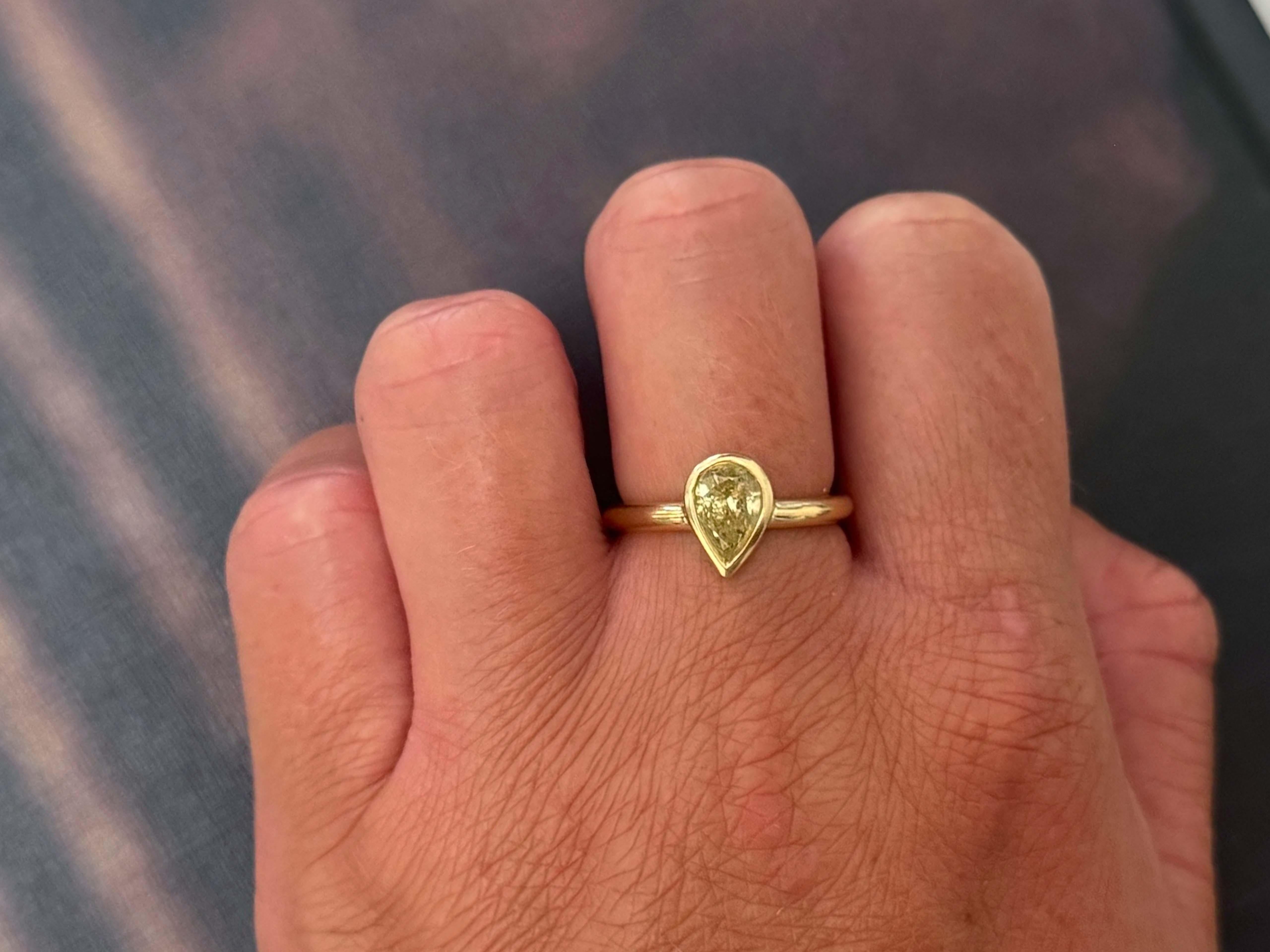 Spécifications de l'article :



Métal : Or jaune 14K



Taille : 6.75


Poids total : 4,8 grammes


Nombre de diamants : 1 taille poire


Poids total des diamants : ~1,15 carats


Couleur du diamant : jaune fantaisie
 

Clarté du diamant :