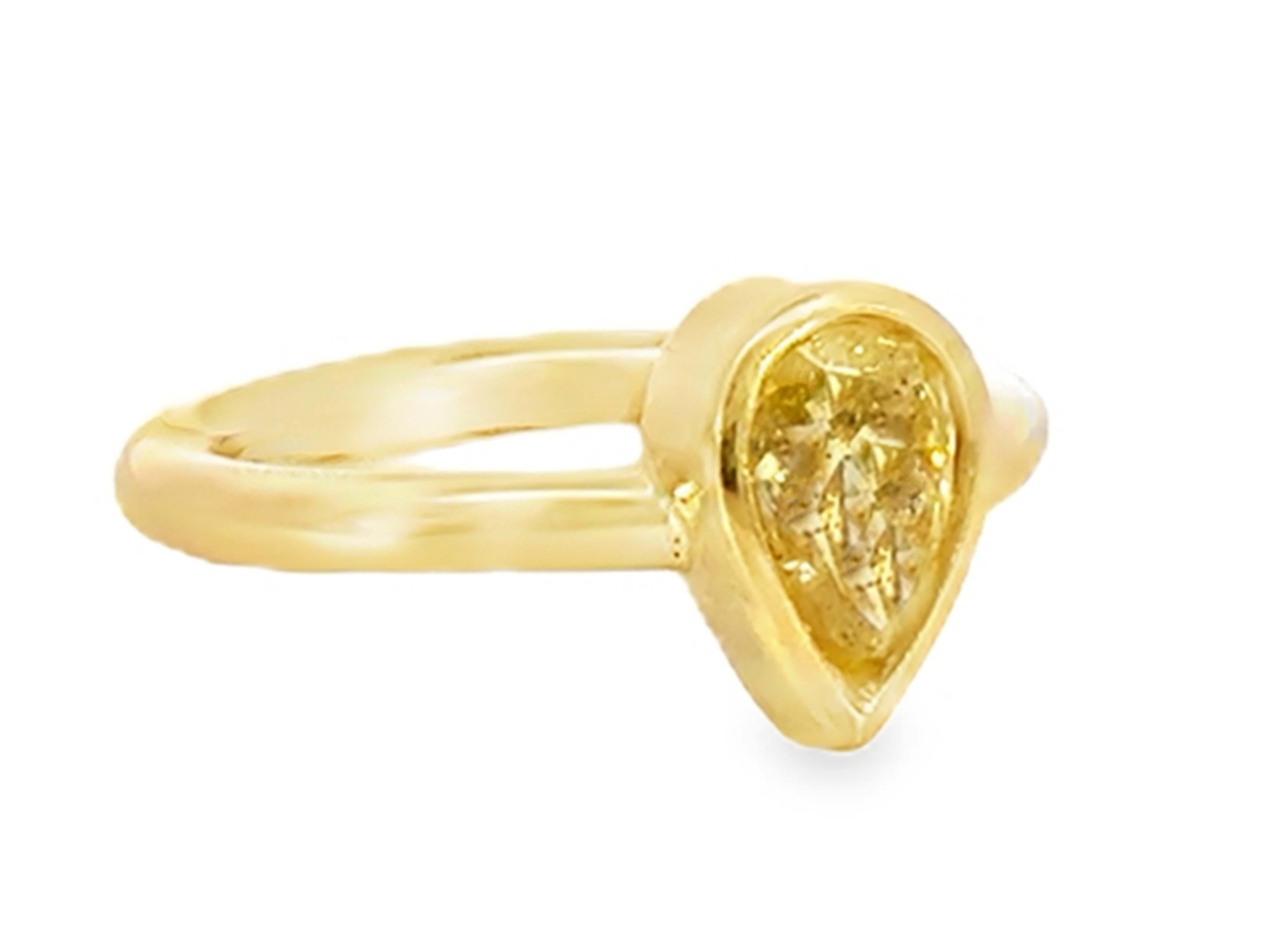Moderne Bague fantaisie en or jaune 14 carats avec diamant jaune en forme de poire en vente