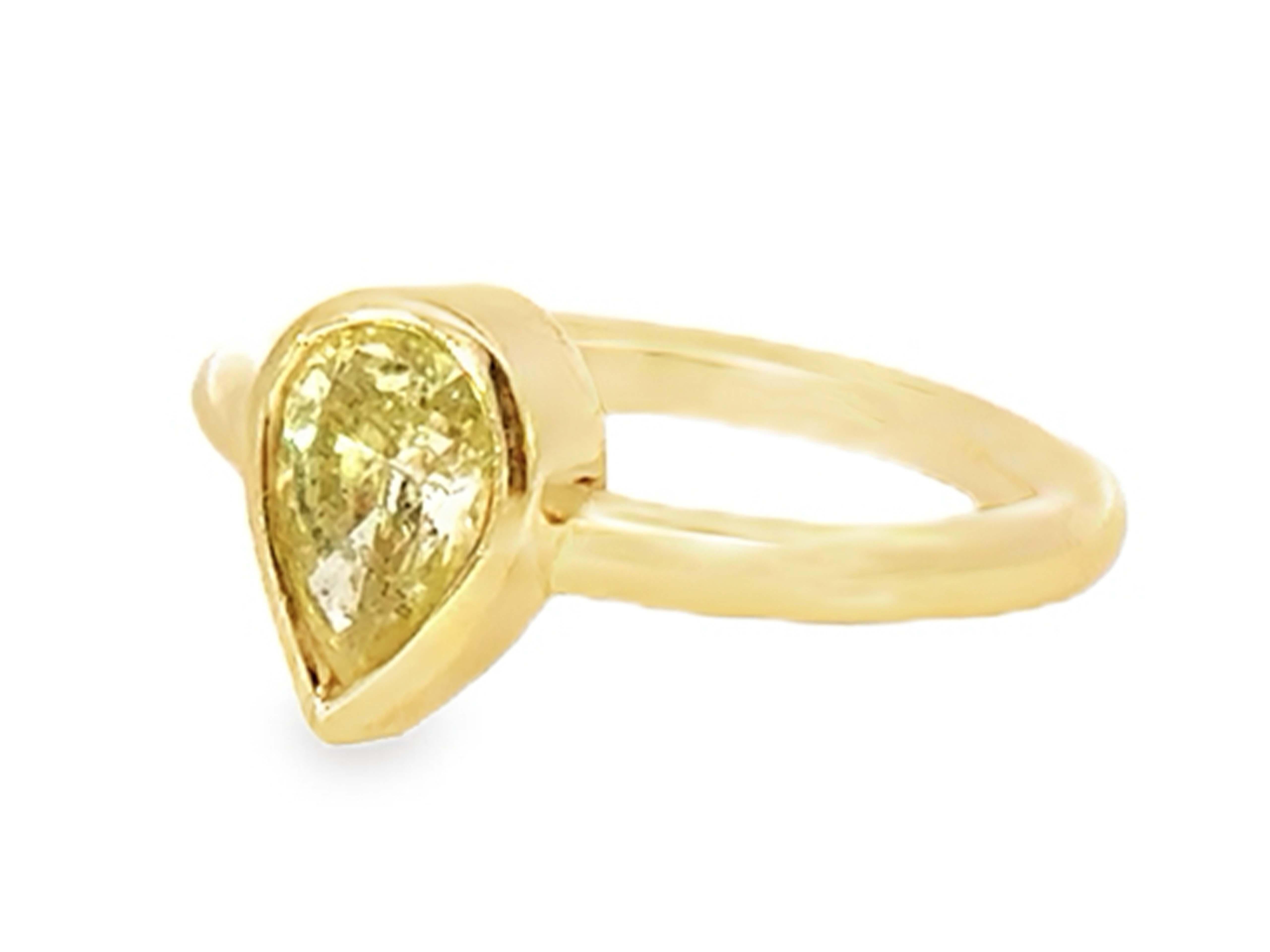 Taille poire Bague fantaisie en or jaune 14 carats avec diamant jaune en forme de poire en vente