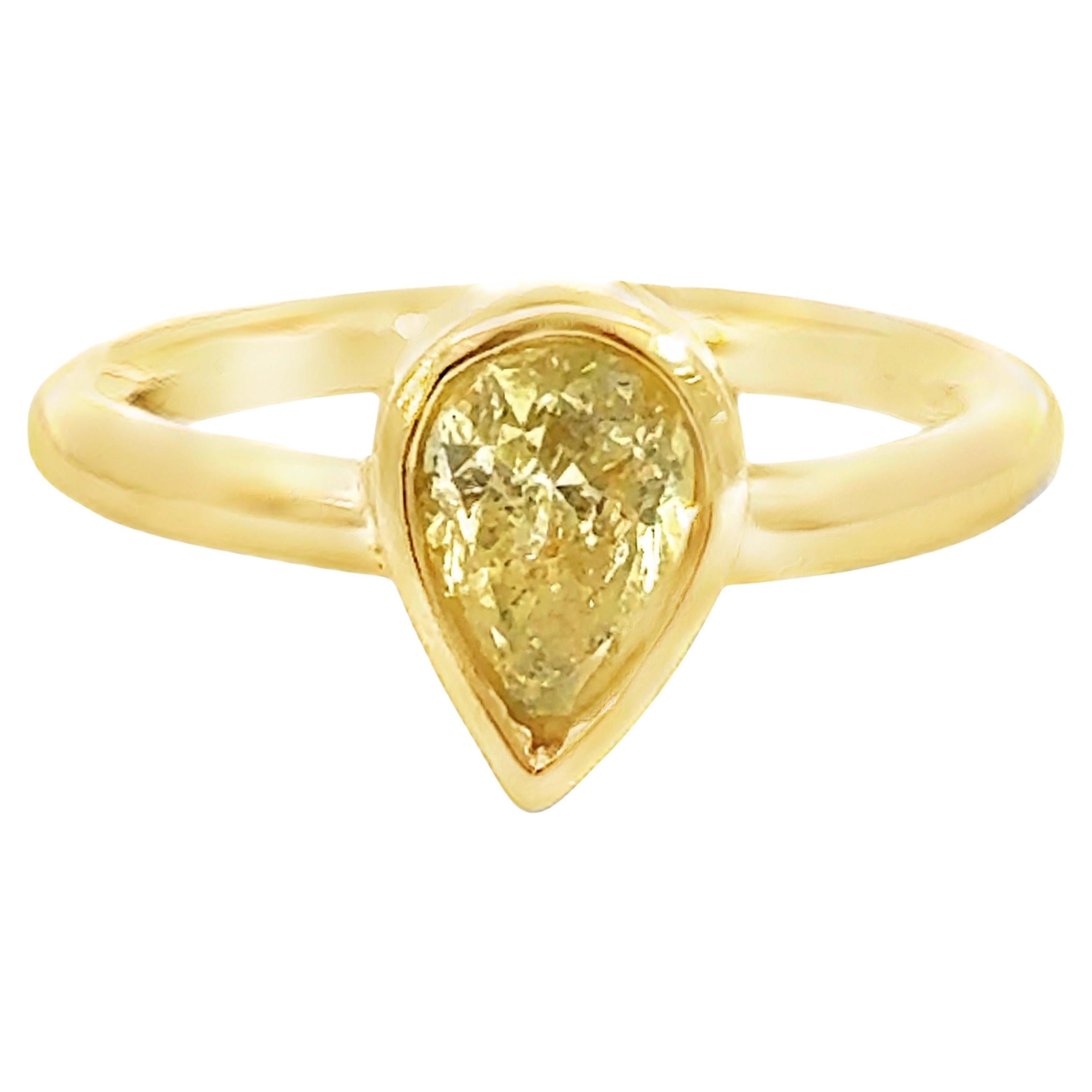 Anillo de bisel con diamante amarillo fantasía en forma de pera Oro amarillo de 14k