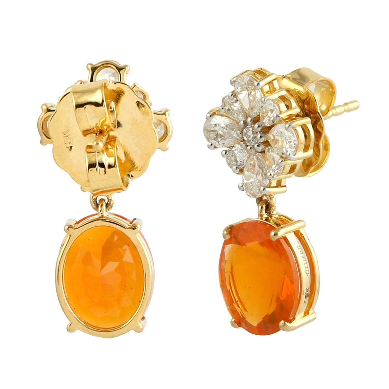 Ovale Feueropal-Ohrringe aus 18 Karat Gelbgold mit Diamanten akzentuiert (Zeitgenössisch) im Angebot
