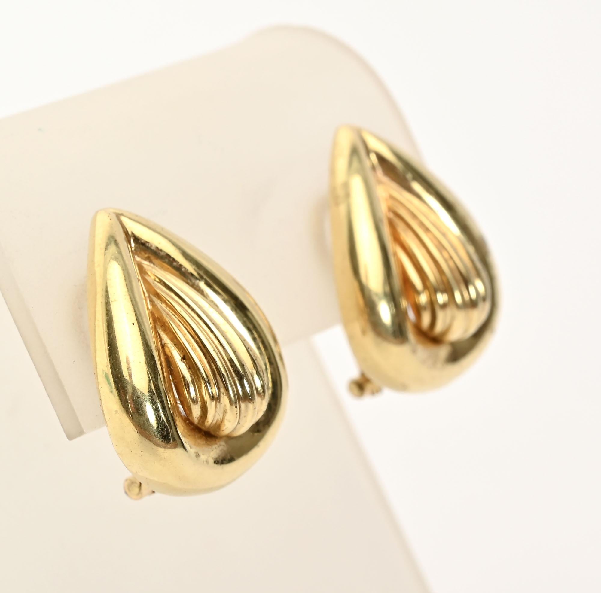 Hübsche birnenförmige Ohrringe aus achtzehnkarätigem Gold, die man überall hin mitnehmen kann. Messen Sie 1 1/8